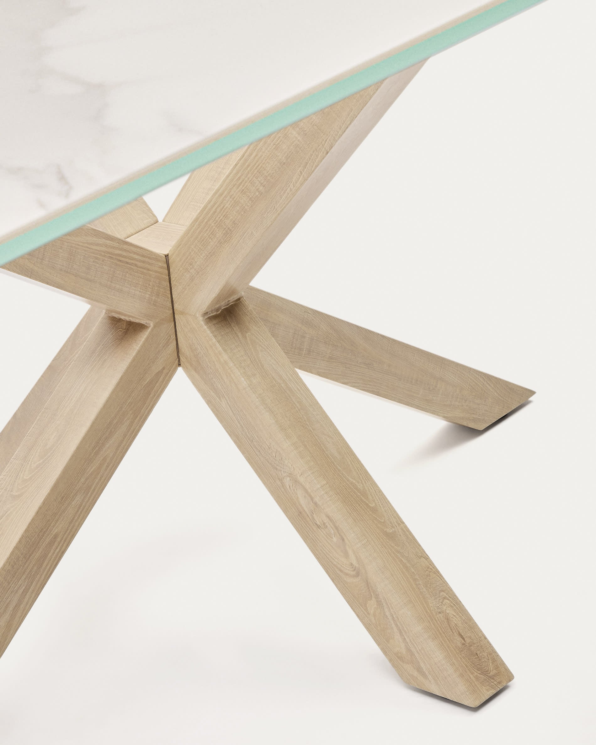 Eleganter Argo Tisch mit weißer Keramikplatte und Stahlbeinen in Holzoptik, 160x90 cm, perfekt für moderne Wohnräume.