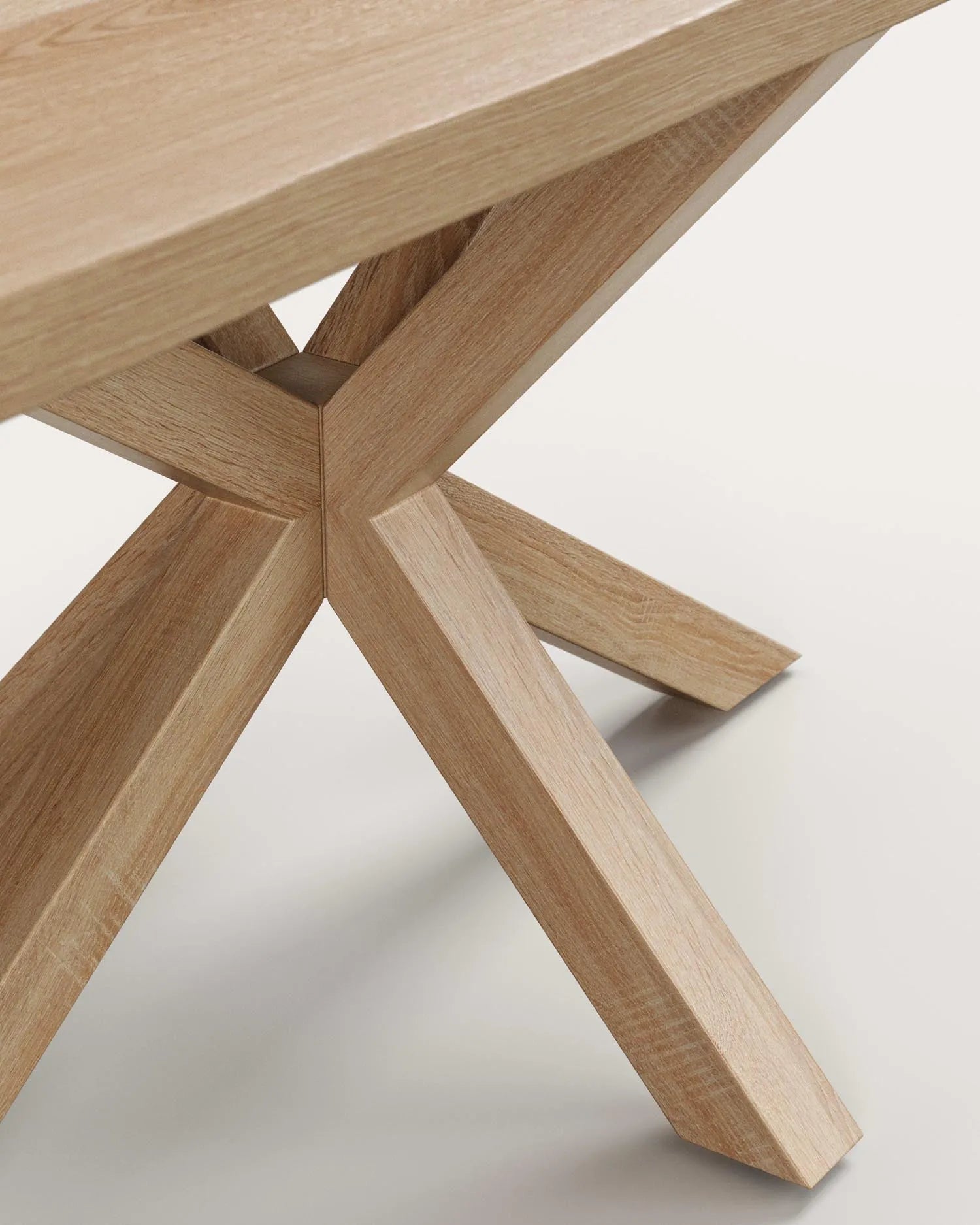 Moderner Tisch Argo aus hellem Eichenfurnier mit stabilen Stahlbeinen in Holzoptik, 160x90 cm, von Kave Home.