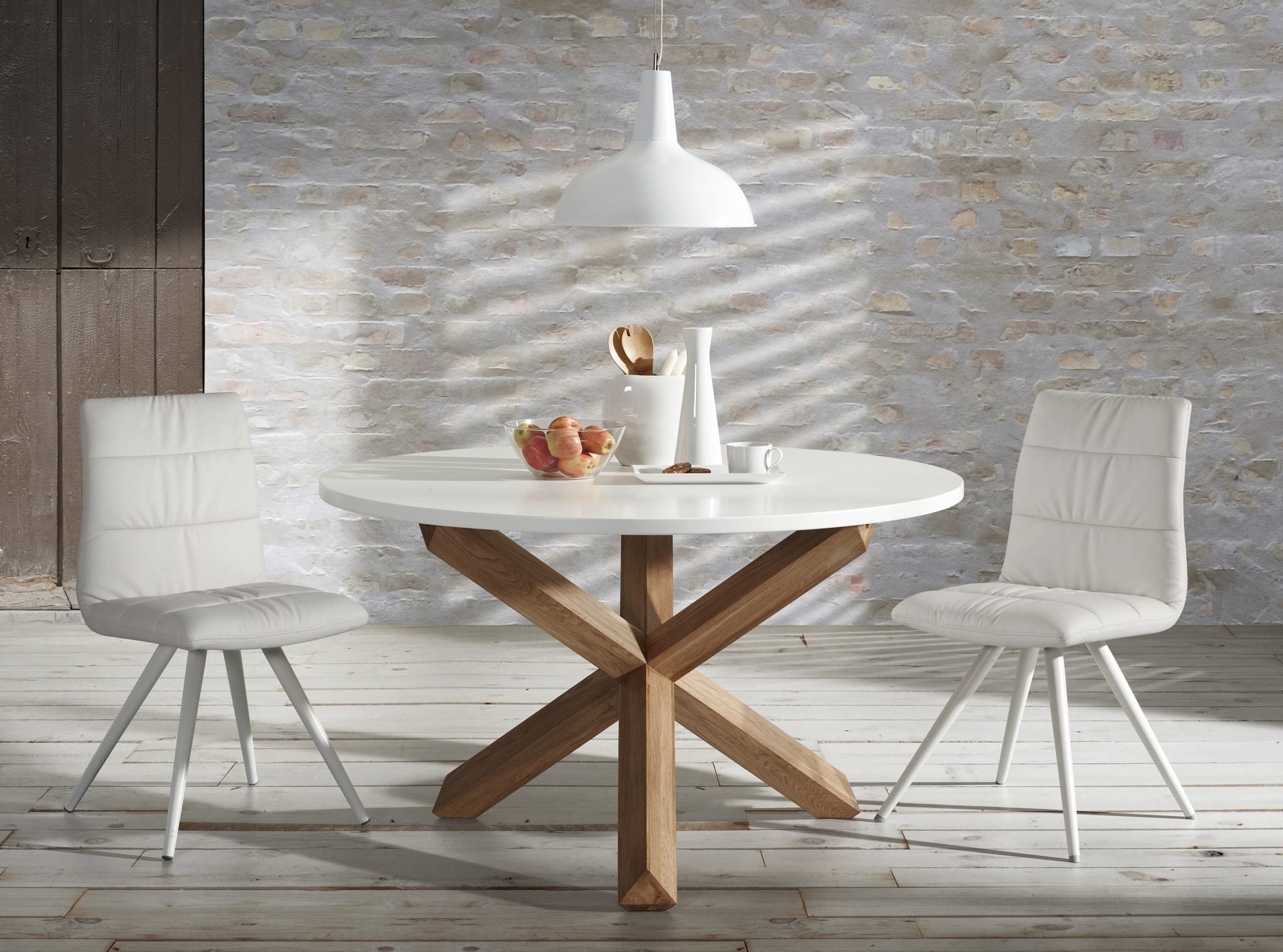 Moderner runder Tisch Lotus Ø 120 cm, weisse MDF-Platte, stabile Eichenholzbeine, stilvoll und funktional für Ihr Zuhause.