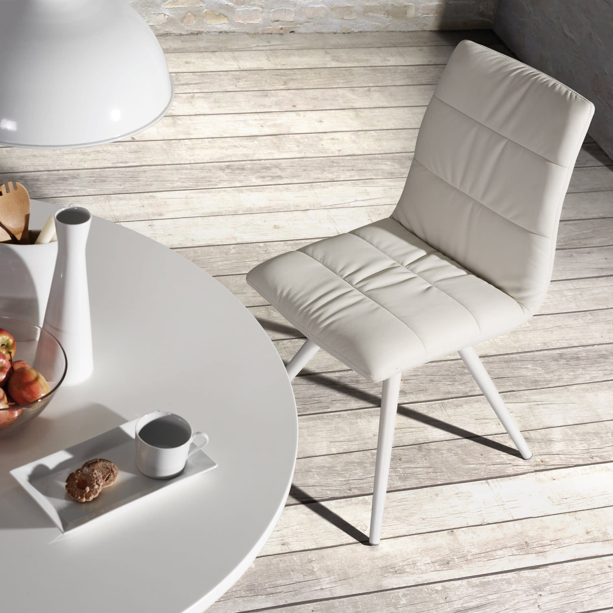 Runder Tisch Lotus Ø 120 cm, weisse MDF-Tischplatte, massive Eichenholzbeine, modernes Design, ideal für Esszimmer oder Küche.