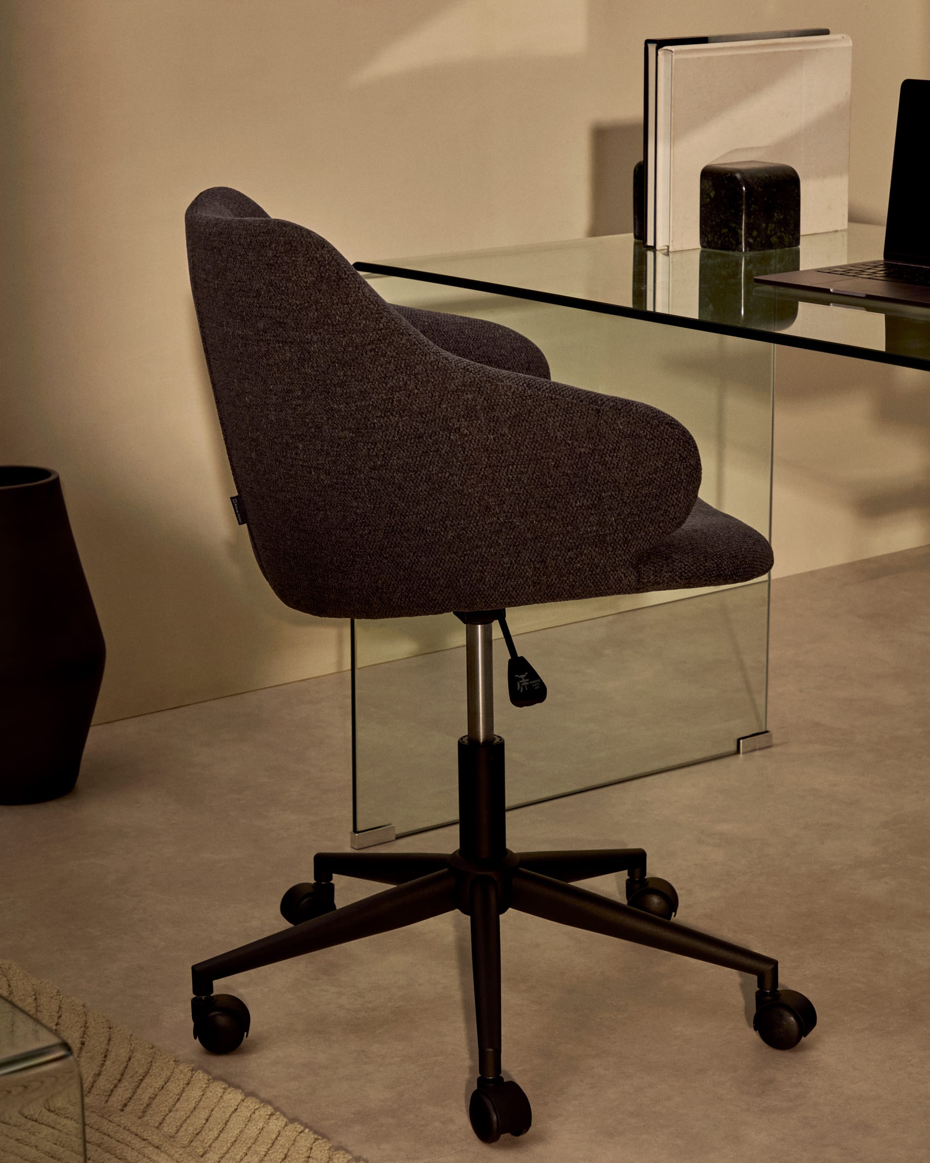 Eleganter Burano Tisch aus Glas (125 x 70 cm) von Kave Home, perfekt für kleine Esszimmer, pflegeleicht und zeitlos im Design.