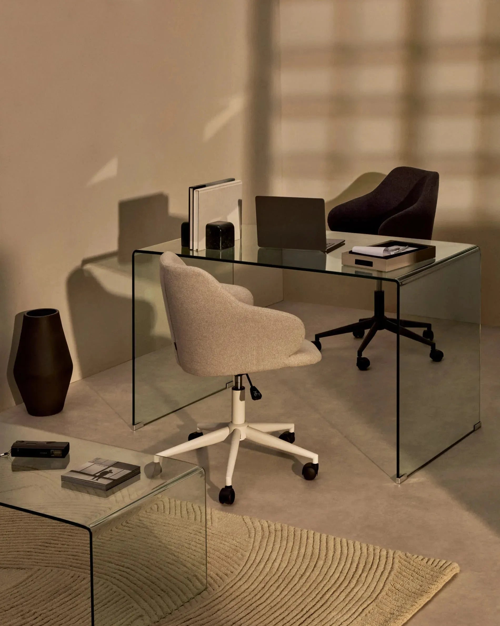 Eleganter Glastisch Burano 125x70 cm von Kave Home, perfekt für moderne Räume, mit zeitlosem Design und robuster Qualität.