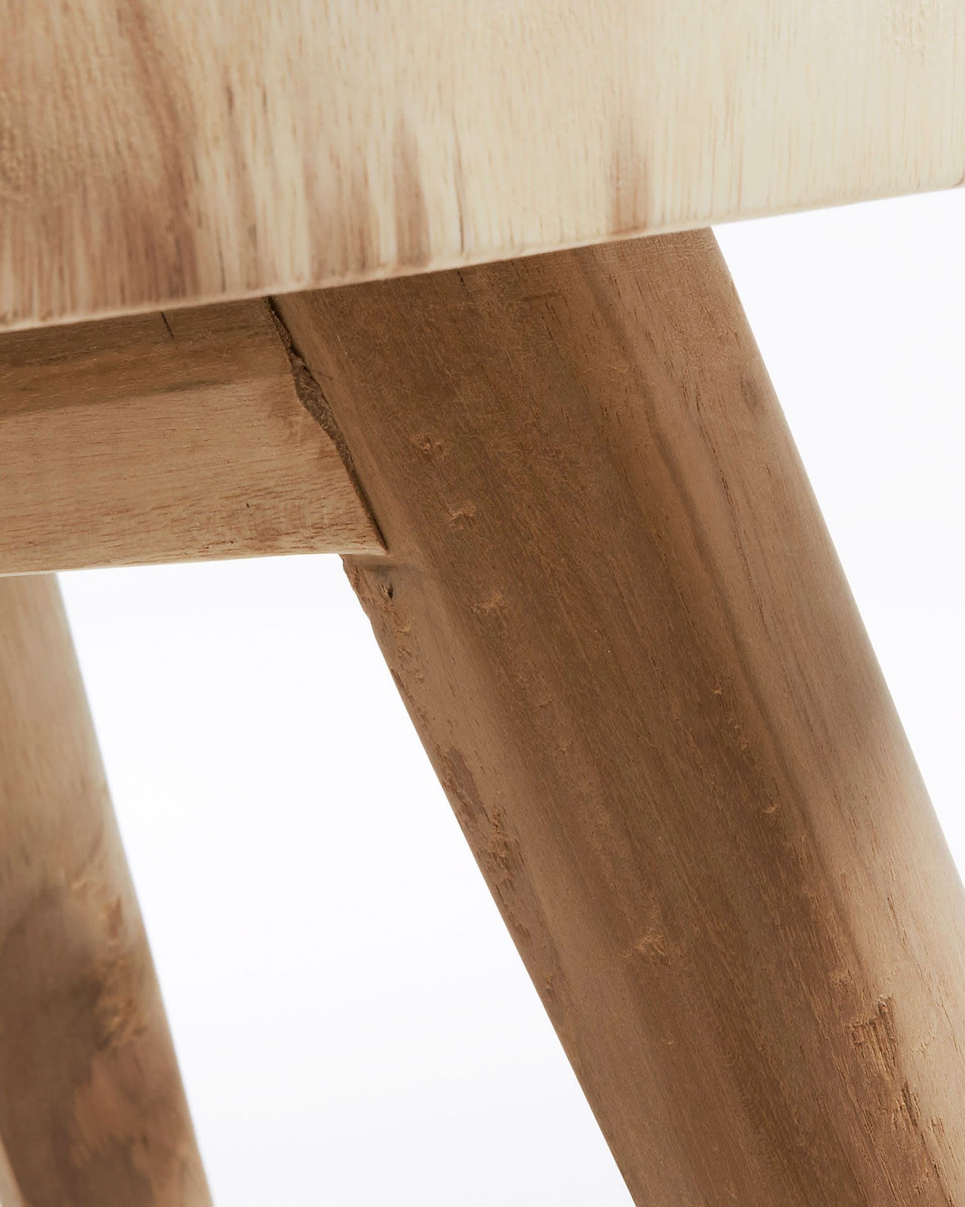 Eleganter Wellcres Beistelltisch Ø 65 cm von Kave Home, perfekt für moderne Wohnräume, mit stilvollem und funktionalem Design.