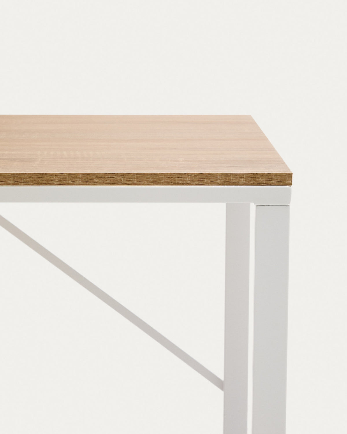Talbot Schreibtisch aus Melamin natur und Stahlbeinen mit weissem Finish 120 x 60 cm in Natur, Weiss präsentiert im Onlineshop von KAQTU Design AG. Schreibtisch ist von Kave Home