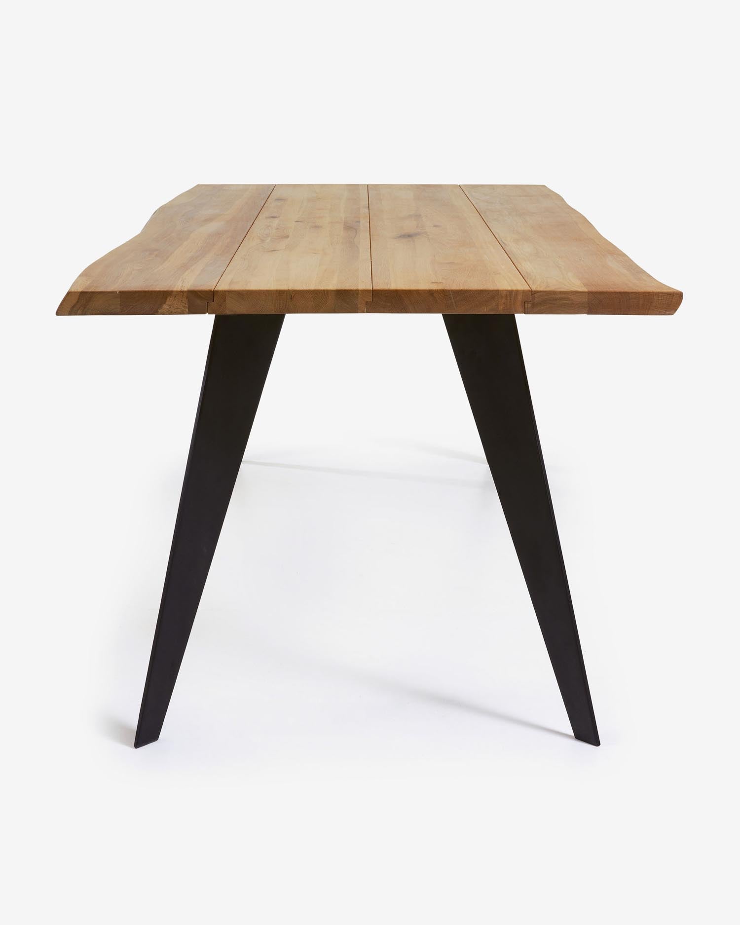 Erleben Sie den Koda Tisch von Kave Home: Stilvolles Eichenfurnier, robuste Stahlbeine und großzügige 180 x 100 cm für besondere Anlässe.