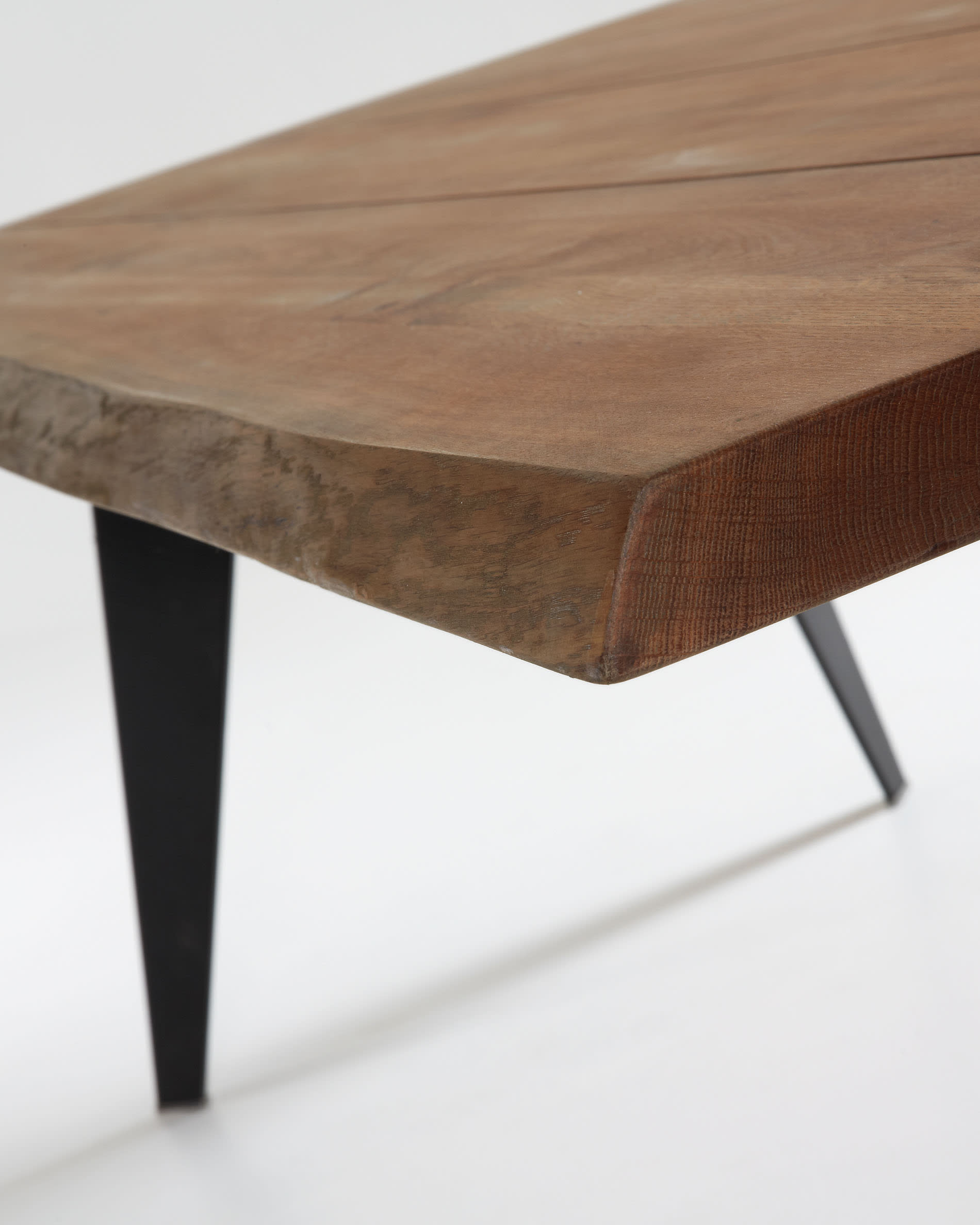 Eleganter Koda Tisch aus Eichenfurnier mit Antikfinish und stabilen Stahlbeinen in Schwarz, 180 x 100 cm – ideal für gesellige Runden.