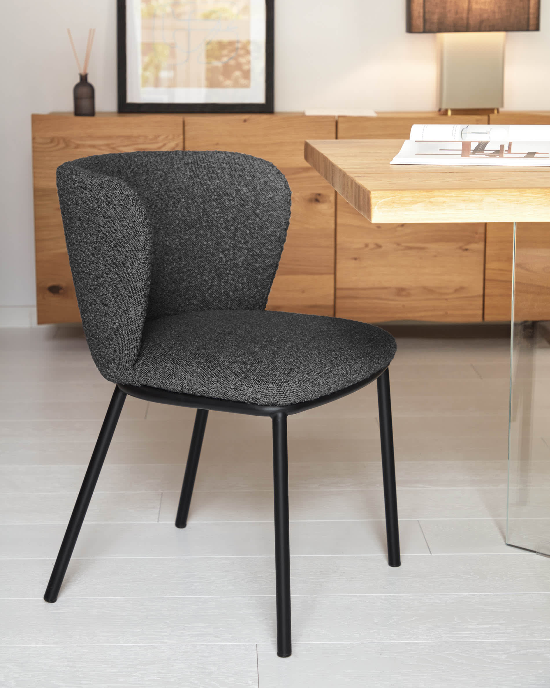 Erleben Sie den Lotty Tisch von Kave Home: 220 x 100 cm, aus hochwertigem Eichenfurnier mit natürlichem Finish und stilvollen Glasbeinen – perfekt für Ihr Zuhause.