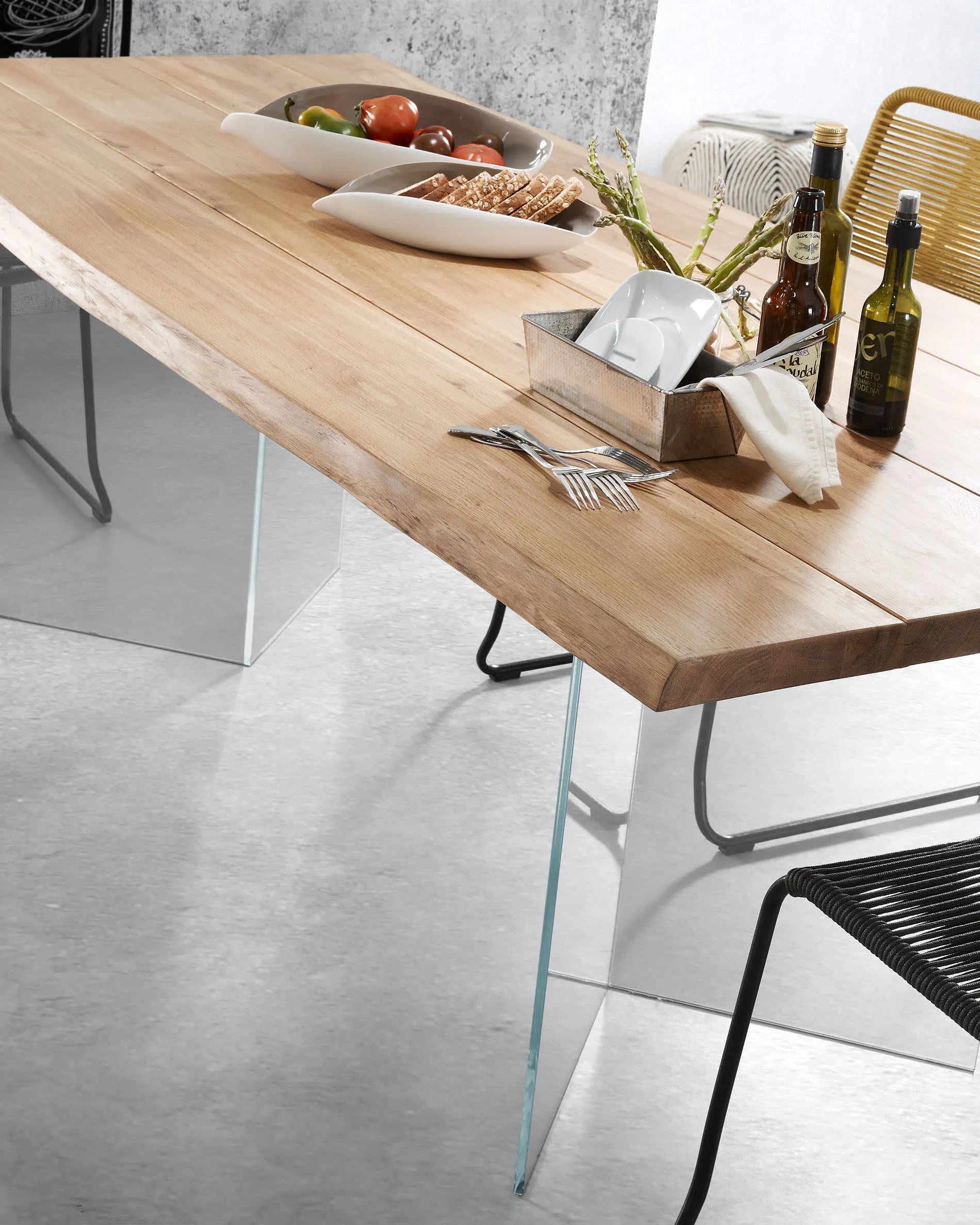 Eleganter Lotty Tisch mit Eichenfurnier, natürlichem Finish und Glasbeinen, 220x100 cm, von Kave Home, ideal für modernes Wohnen.
