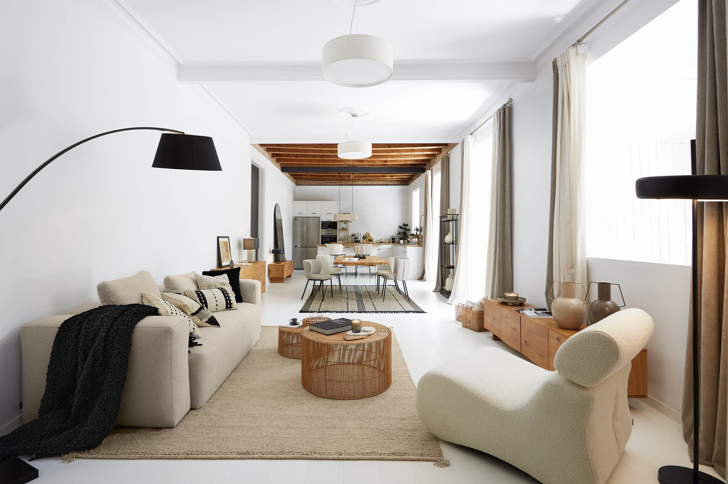 Eleganter Lotty Tisch mit Eichenfurnier und Glasbeinen, 220x100 cm, von Kave Home, ideal für moderne und stilvolle Wohnräume.