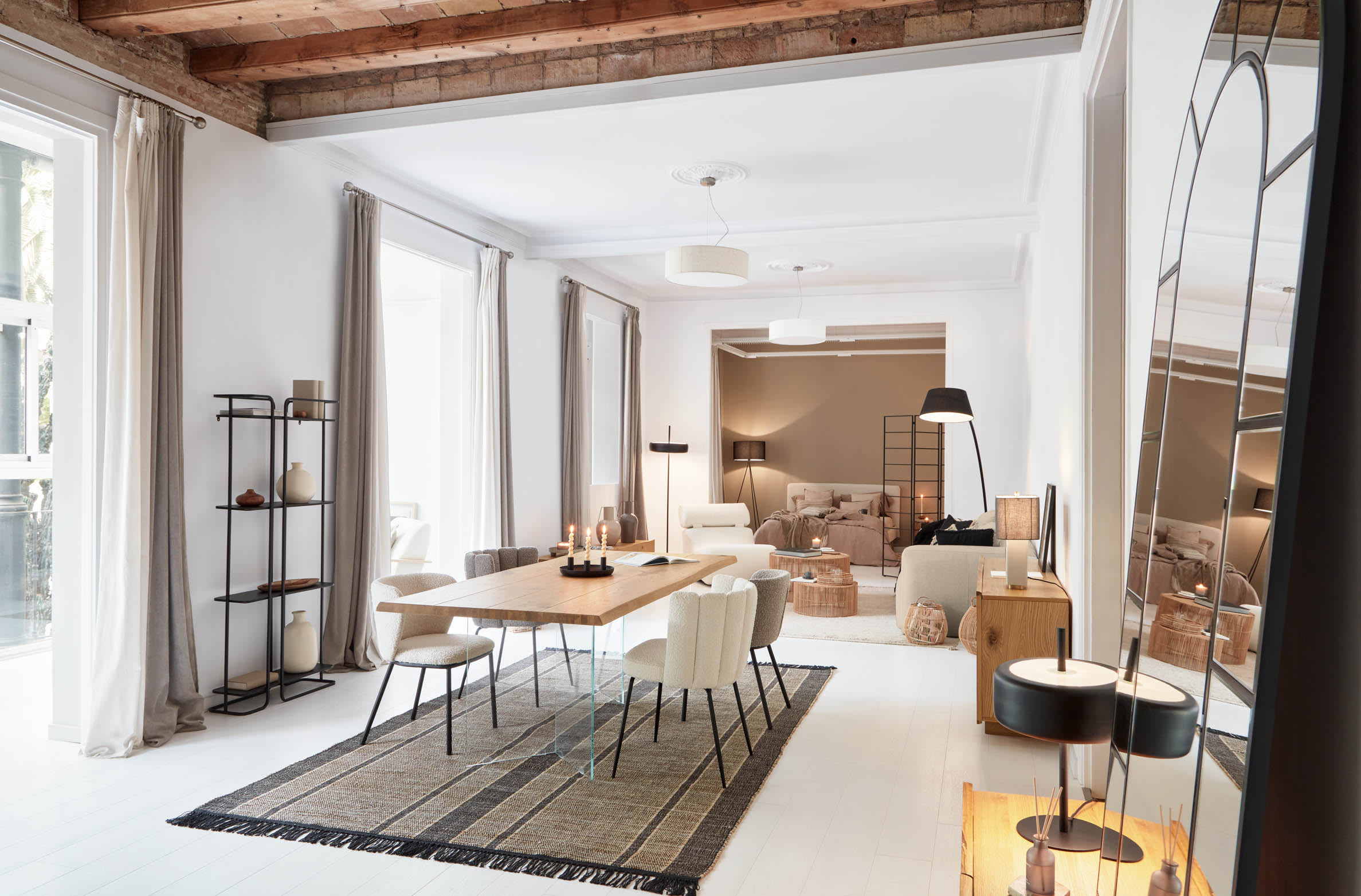 Eleganter Lotty Tisch mit Eichenfurnier und Glasbeinen, 220x100 cm, von Kave Home, ideal für moderne und stilvolle Einrichtungen.