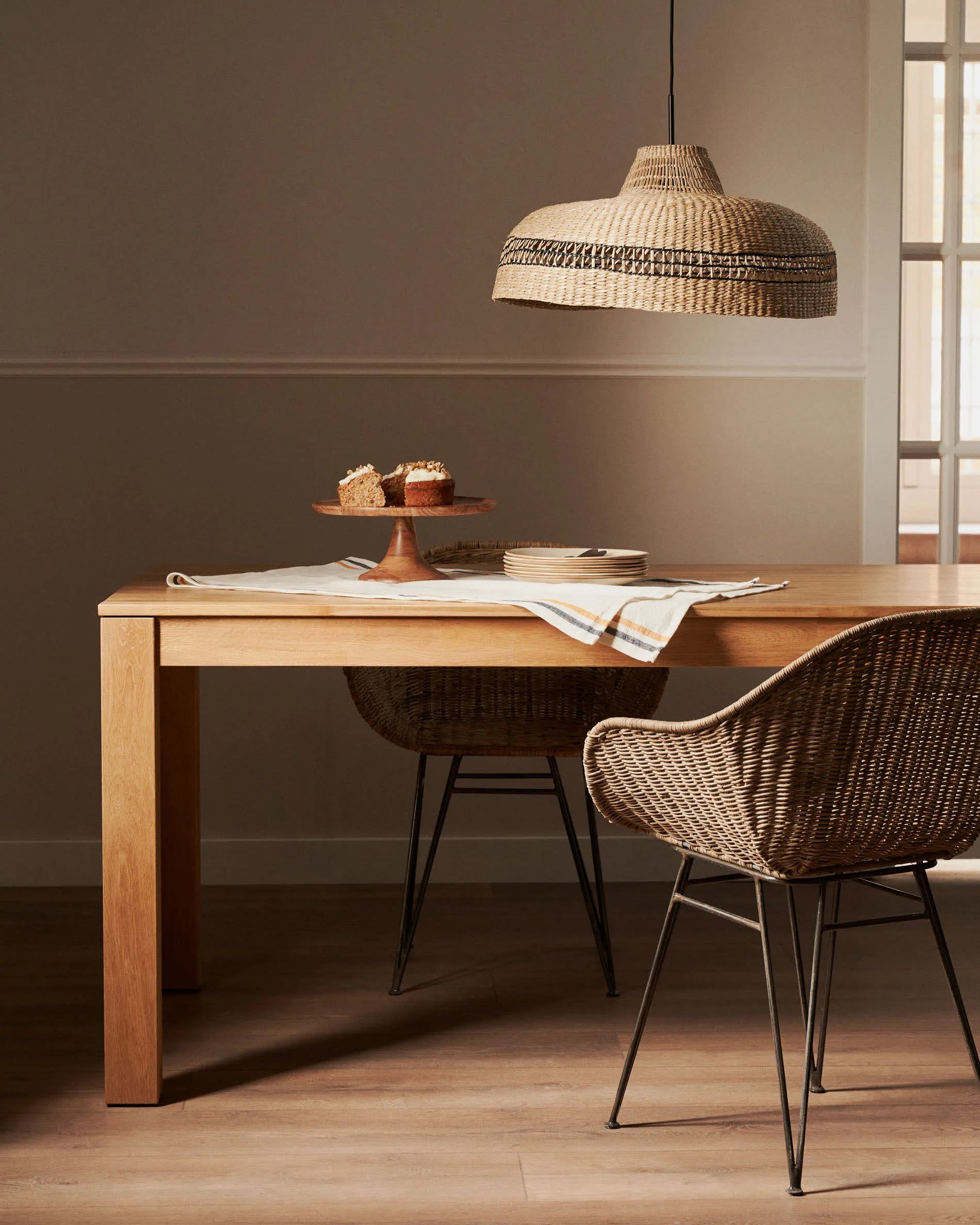 Isbel ausziehbarer Tisch aus Eichenholz, 120-200 cm, von Kave Home. Stilvoll, funktional und aus hochwertigem Material.