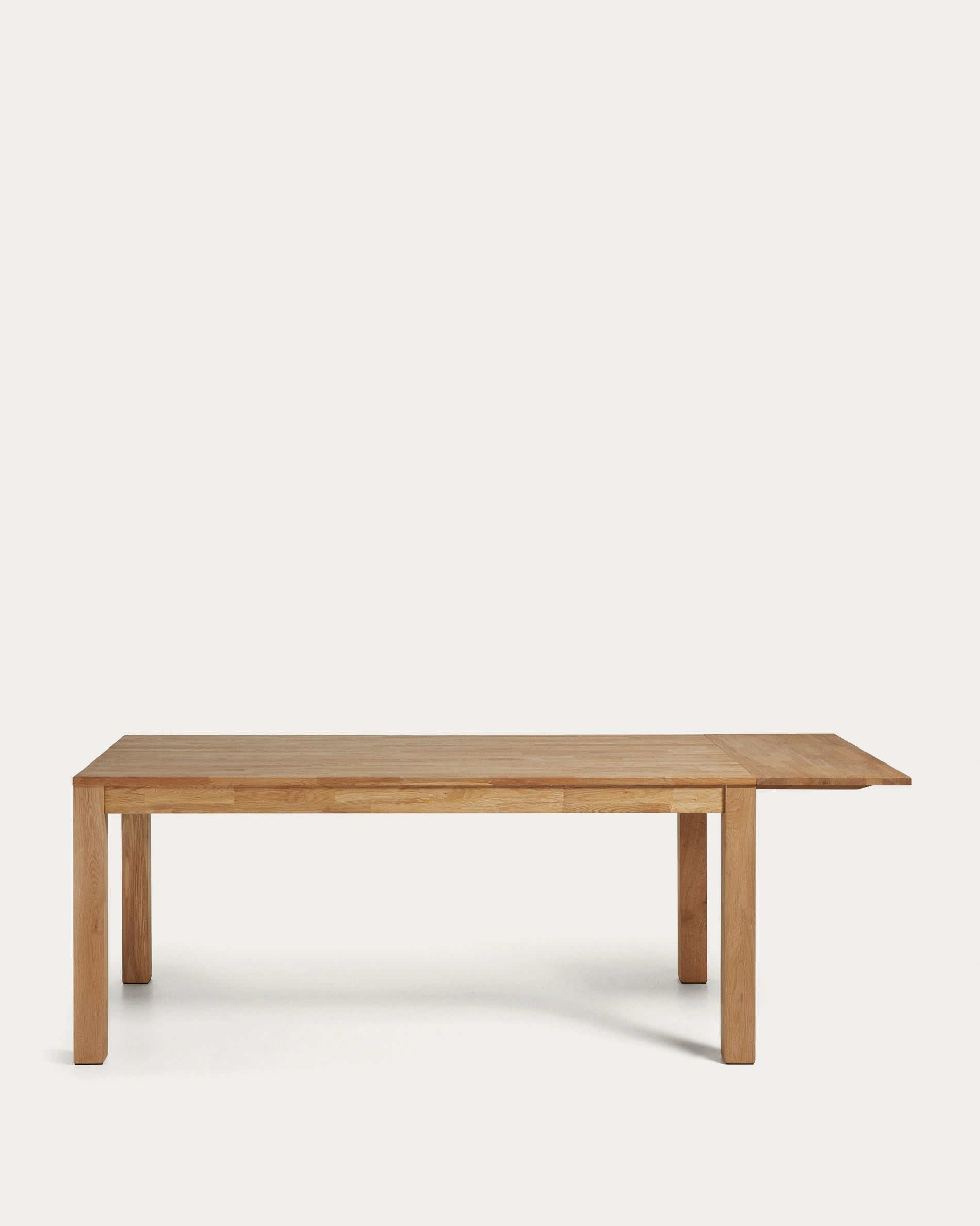 Isbel Esstisch aus massiver Eiche, ausziehbar von 140 auf 220 cm, modernes Design, ideal für flexible Wohnbereiche.