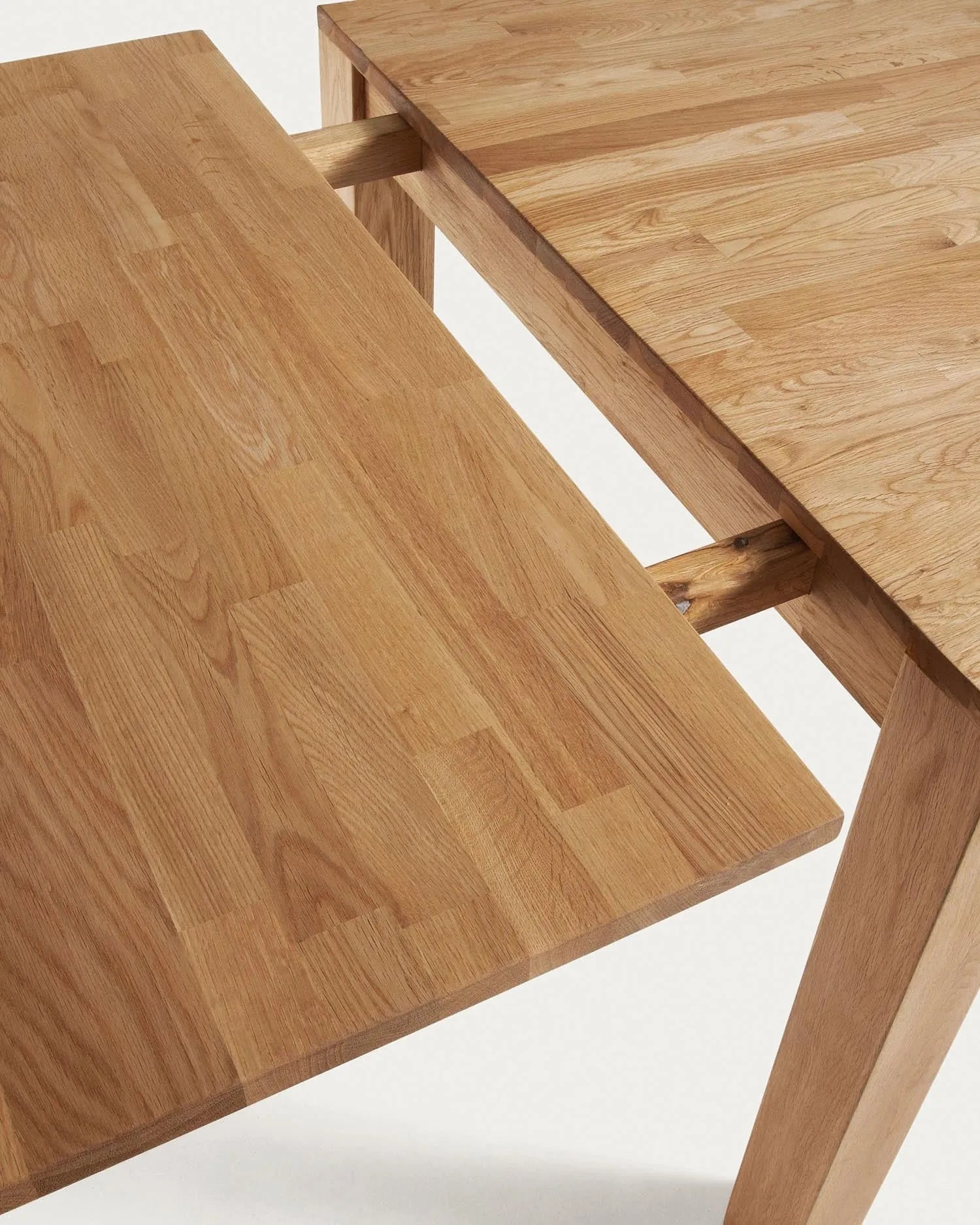 Isbel Esstisch aus massiver Eiche, ausziehbar von 140 auf 220 cm, modernes Design, ideal für flexible Wohnbereiche.