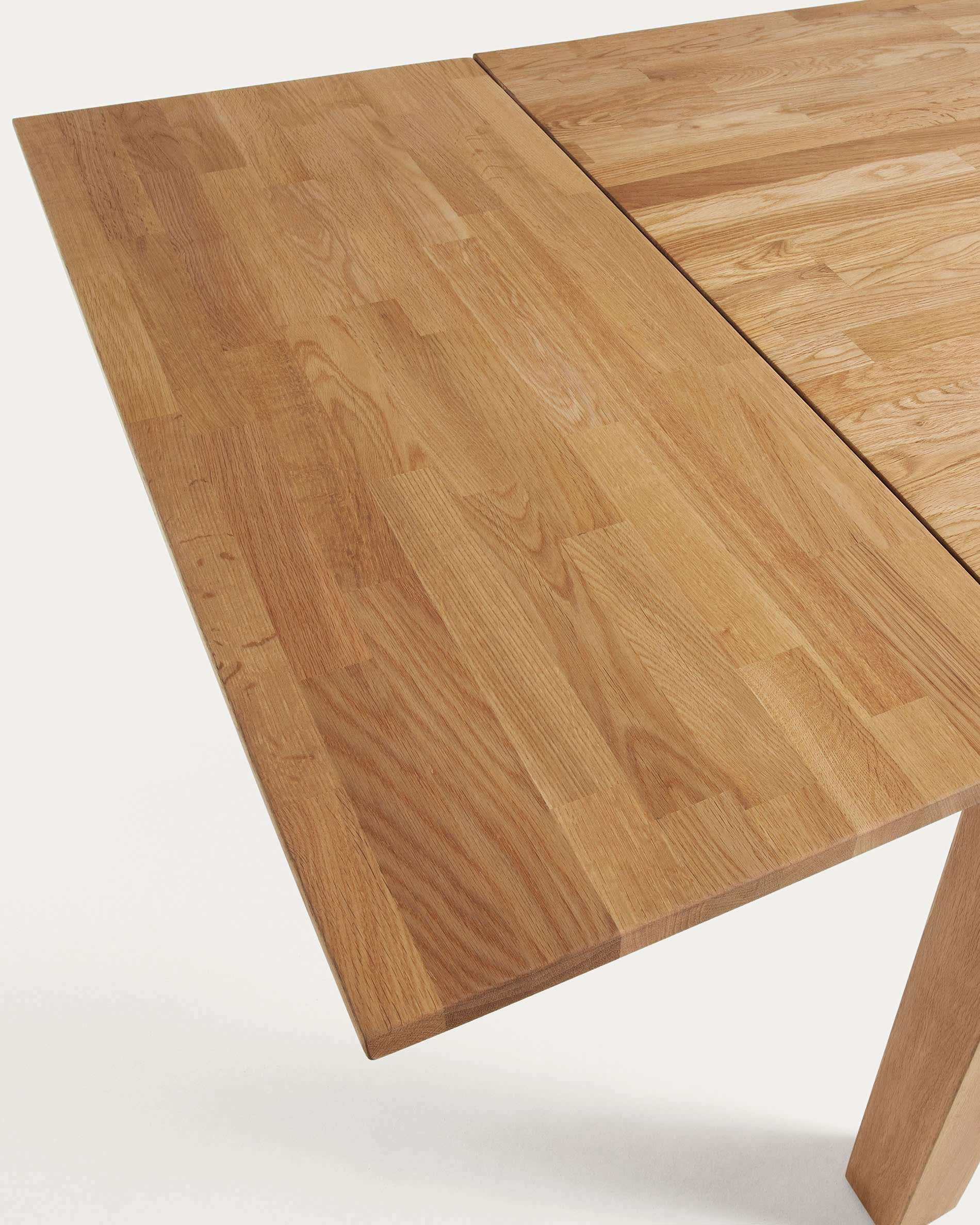 Isbel Tisch aus massiver Eiche, ausziehbar von 140 auf 220 cm, stilvolles Design, perfekt für vielseitige Wohnräume.
