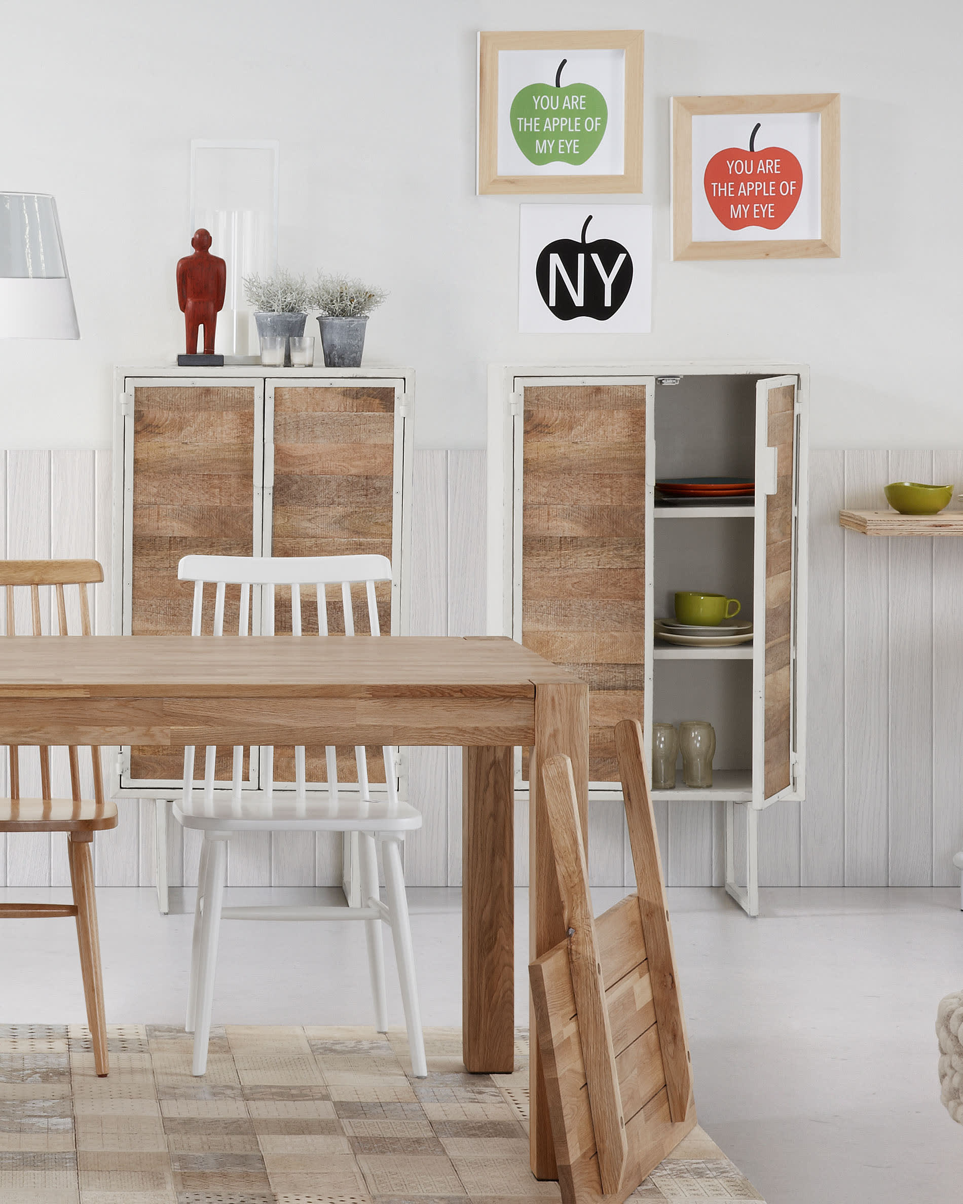 Isbel Tisch aus massiver Eiche, ausziehbar von 140 auf 220 cm, modernes Design, perfekt für vielseitige Wohnräume.