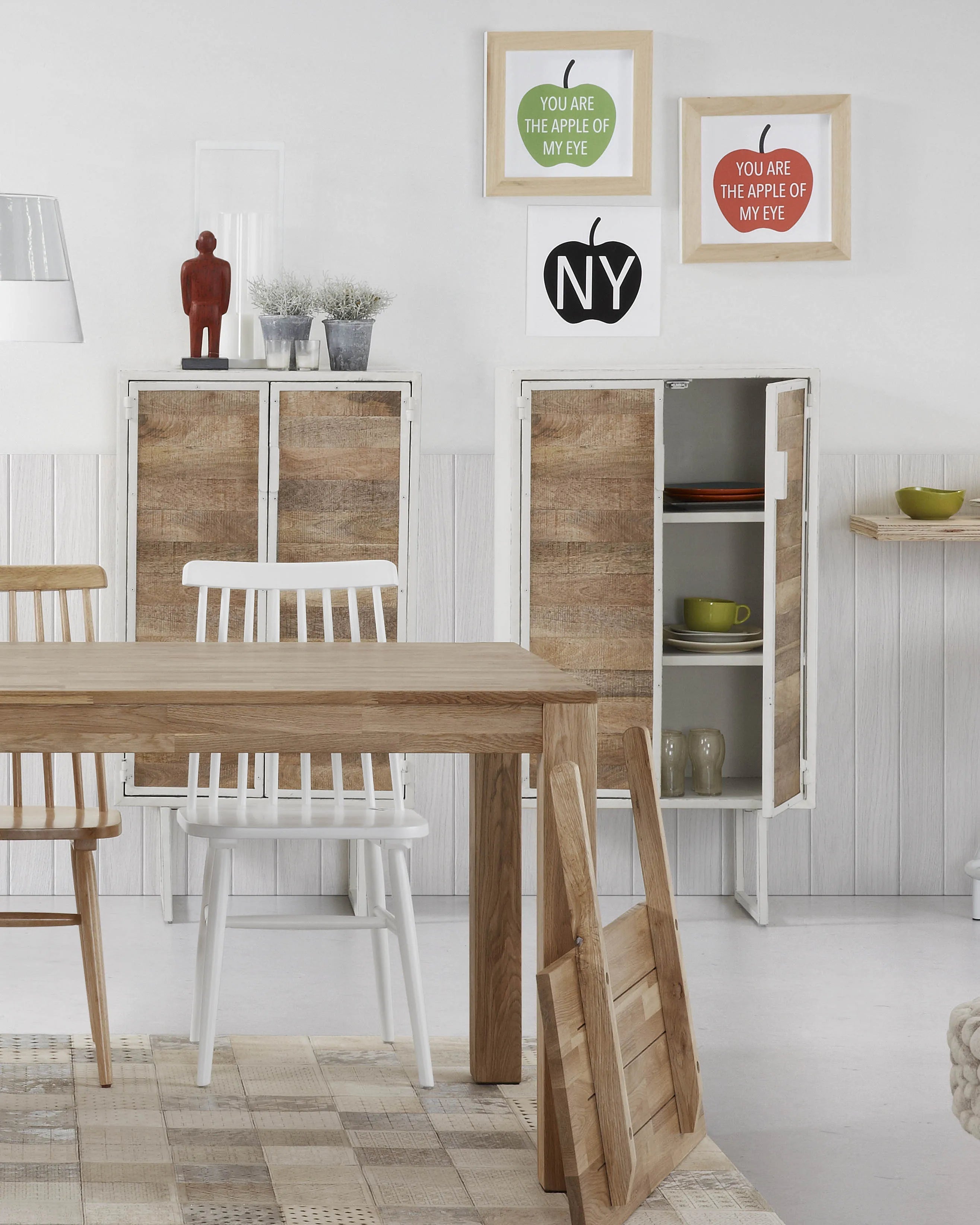 Isbel Tisch aus massiver Eiche, ausziehbar von 140 auf 220 cm, stilvolles Design, perfekt für vielseitige Wohnräume.