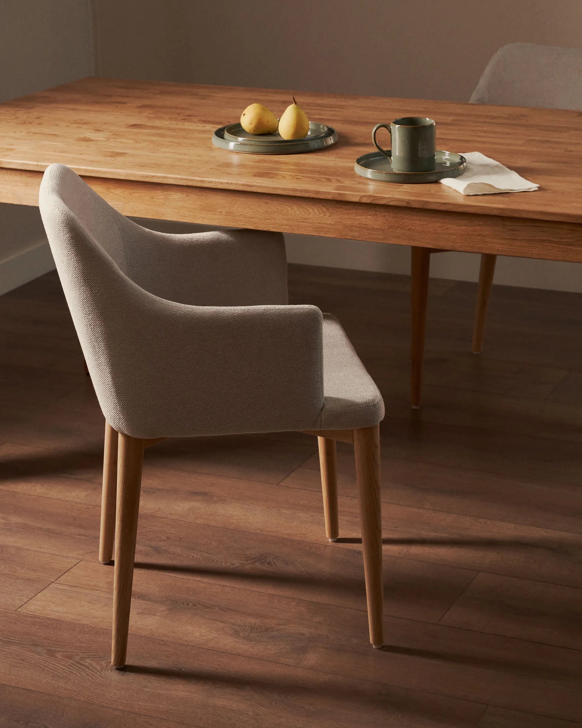 Isbel Tisch aus massiver Eiche, ausziehbar von 140 auf 220 cm, stilvolles Design, perfekt für vielseitige Wohnräume.