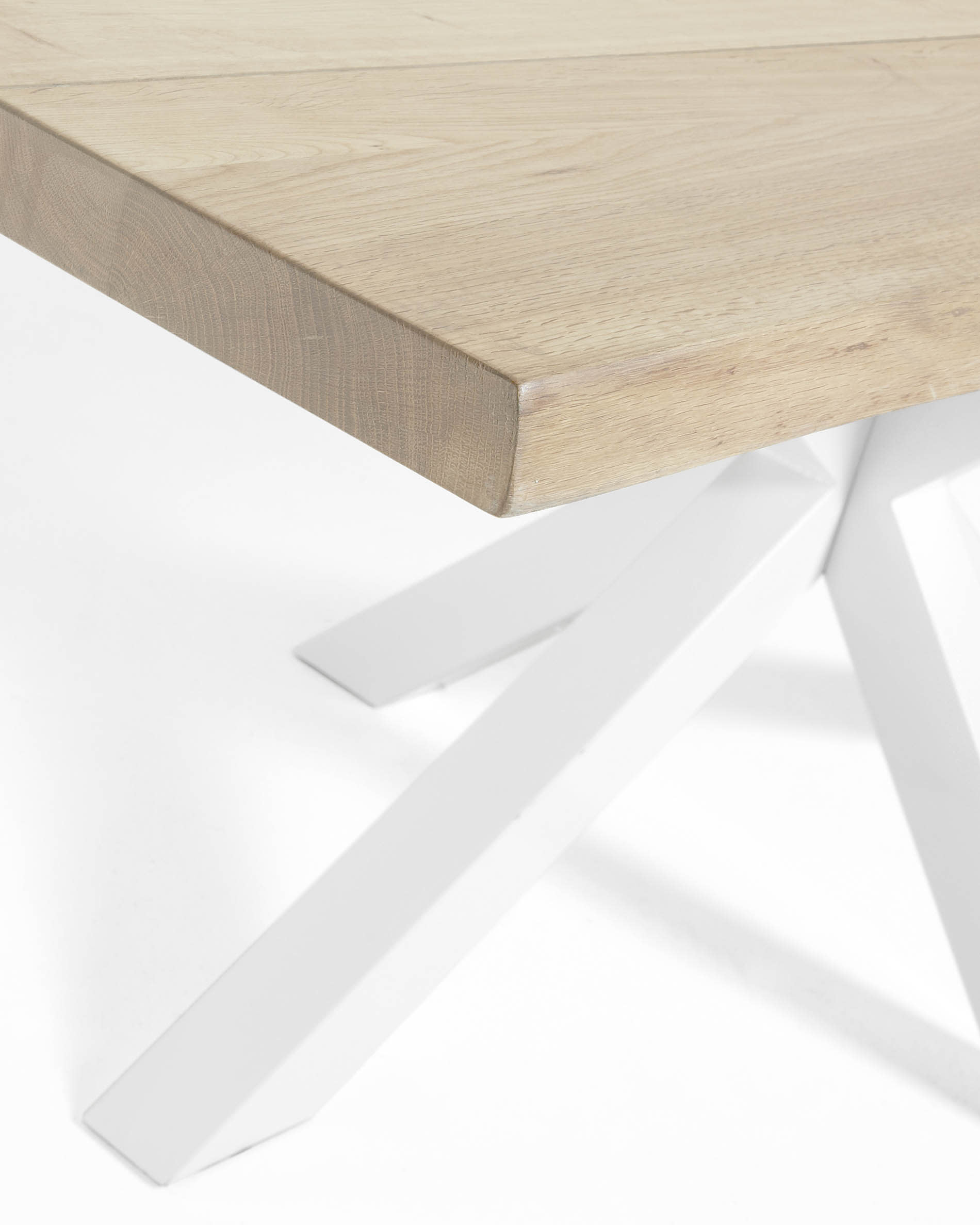 Moderner Argo Tisch von Kave Home: Gebleichtes Eichenfurnier und weiße Stahlbeine. Ideal für gesellige Abende und elegantes Ambiente.