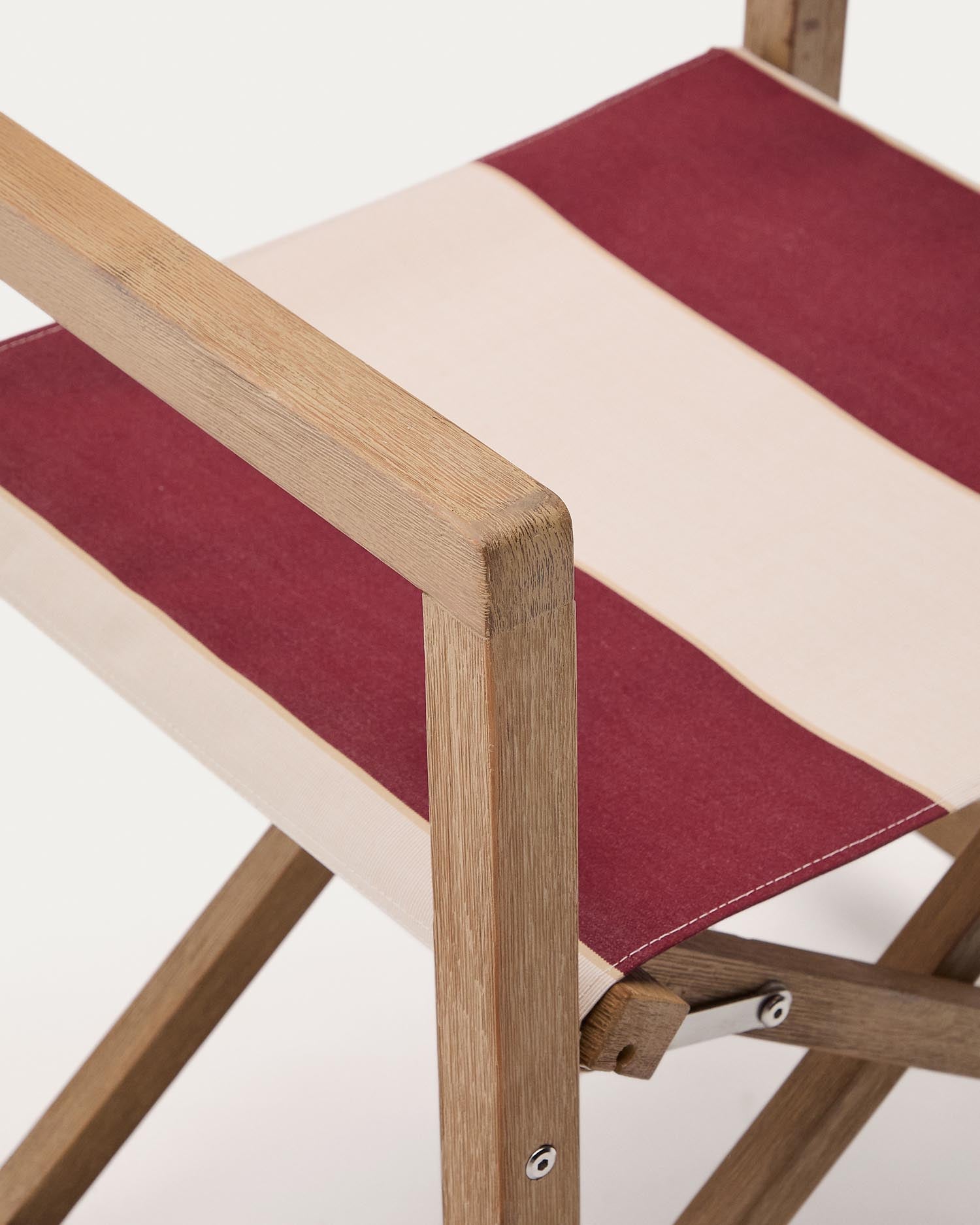 Genießen Sie den eleganten Vilara Klappstuhl in weinrot-beige, aus robustem, FSC-zertifiziertem Akazienholz. Perfekt für entspannte Stunden im Freien!