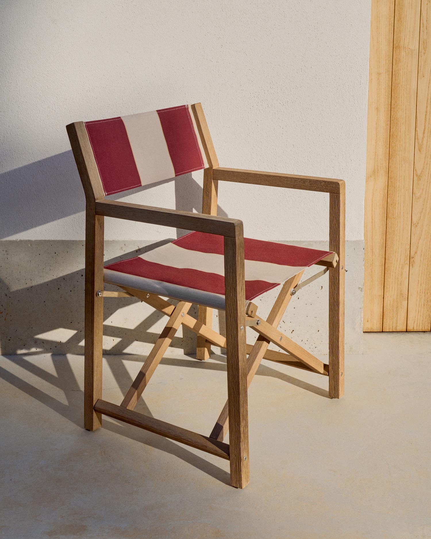 Weinrot-beige gestreifter Outdoor-Klappstuhl Vilara aus massivem Akazienholz, FSC 100% in  präsentiert im Onlineshop von KAQTU Design AG. Gartenstuhl ist von Kave Home
