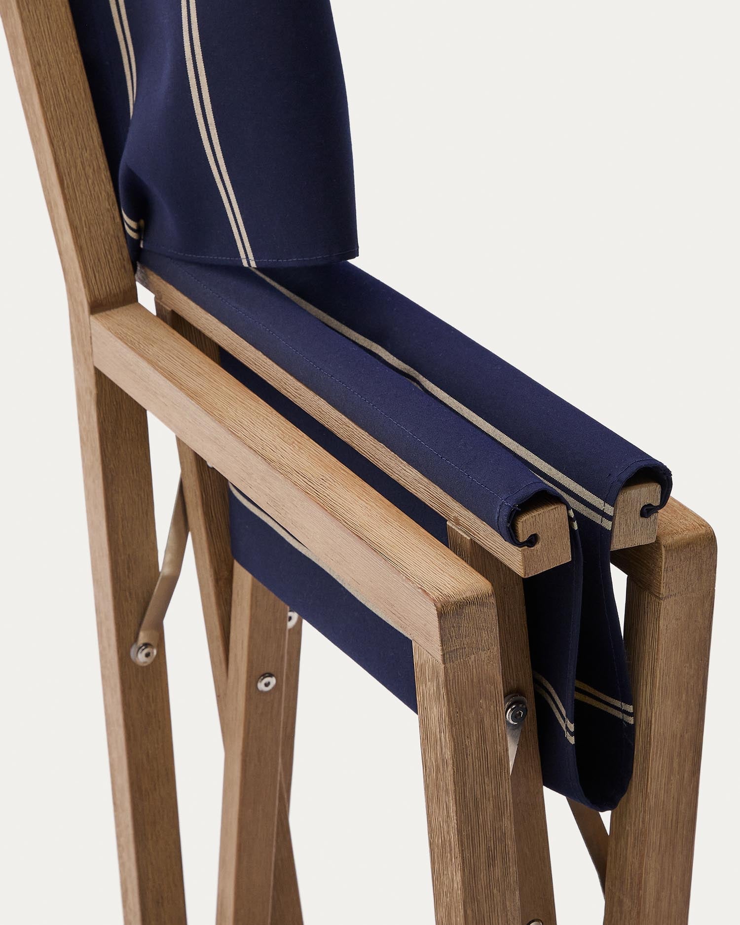 Blau-beige gestreifter Outdoor-Klappstuhl Vilara aus massivem Akazienholz, FSC™ 100% in Dunkelblau präsentiert im Onlineshop von KAQTU Design AG. Gartenstuhl ist von Kave Home