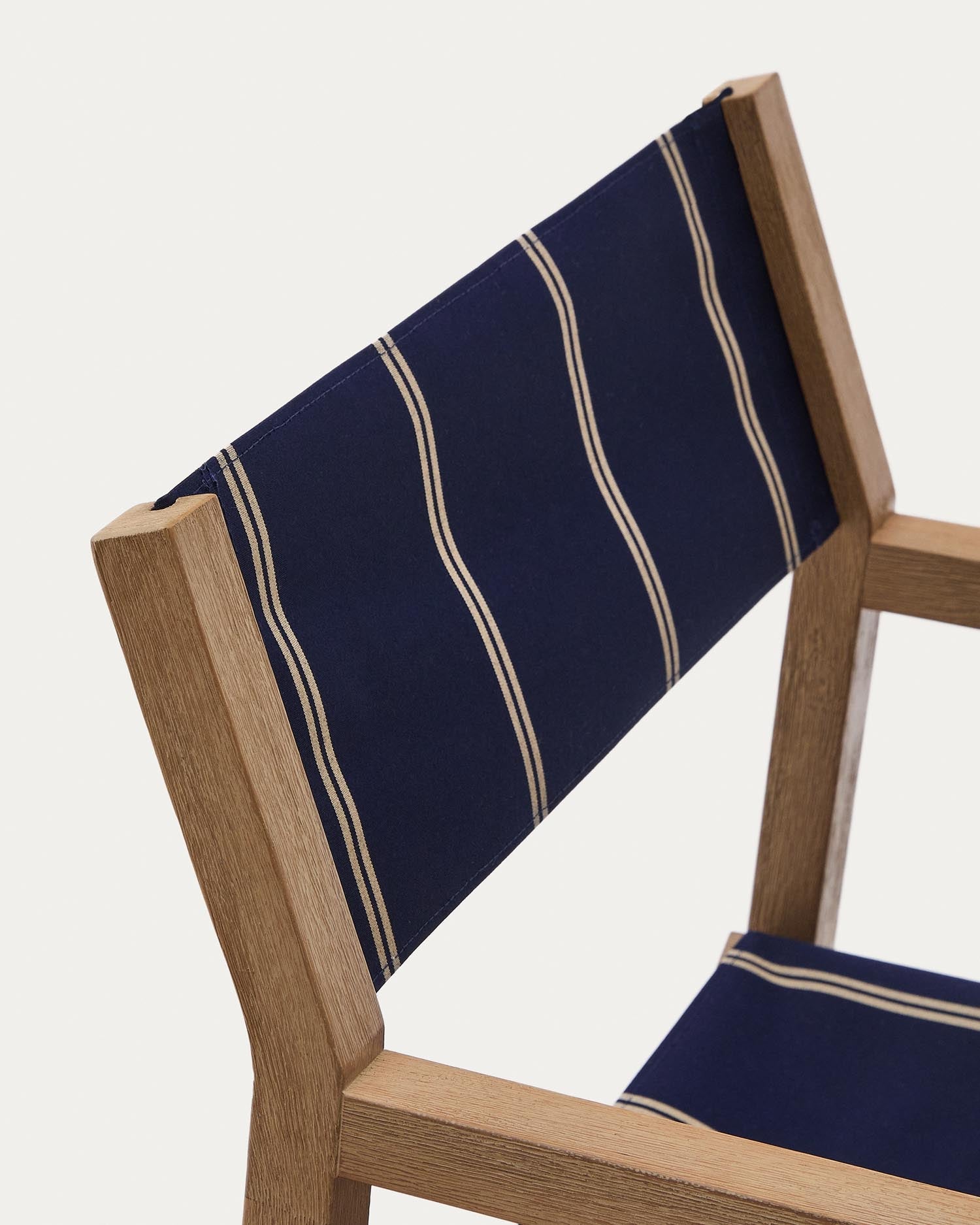 Blau-beige gestreifter Outdoor-Klappstuhl Vilara aus massivem Akazienholz, FSC™ 100% in Dunkelblau präsentiert im Onlineshop von KAQTU Design AG. Gartenstuhl ist von Kave Home