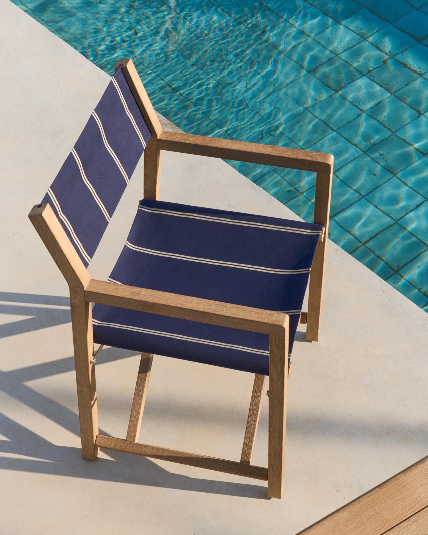 Blau-beige gestreifter Outdoor-Klappstuhl Vilara aus massivem Akazienholz, FSC™ 100% in Dunkelblau präsentiert im Onlineshop von KAQTU Design AG. Gartenstuhl ist von Kave Home