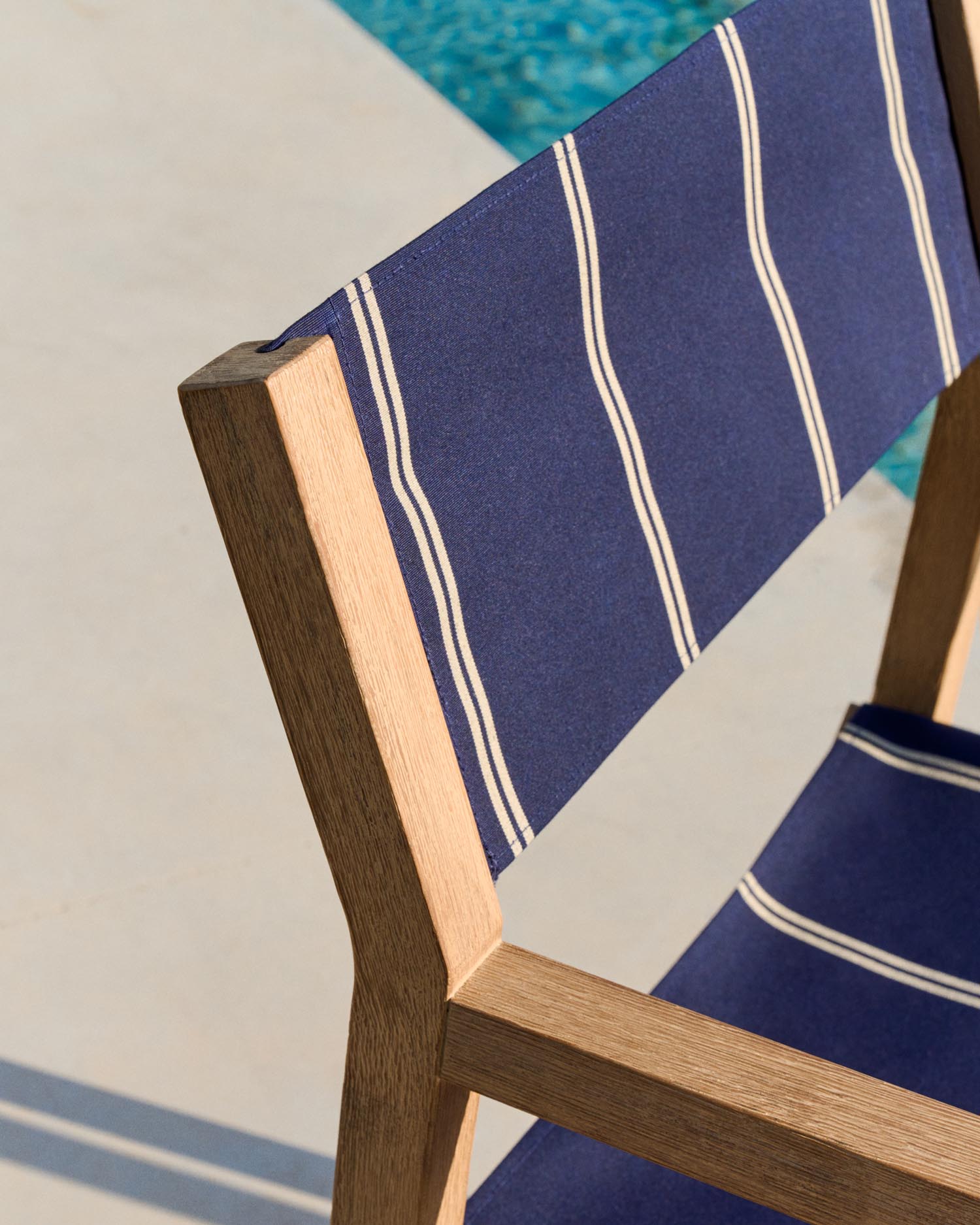 Blau-beige gestreifter Outdoor-Klappstuhl Vilara aus massivem Akazienholz, FSC™ 100% in Dunkelblau präsentiert im Onlineshop von KAQTU Design AG. Gartenstuhl ist von Kave Home