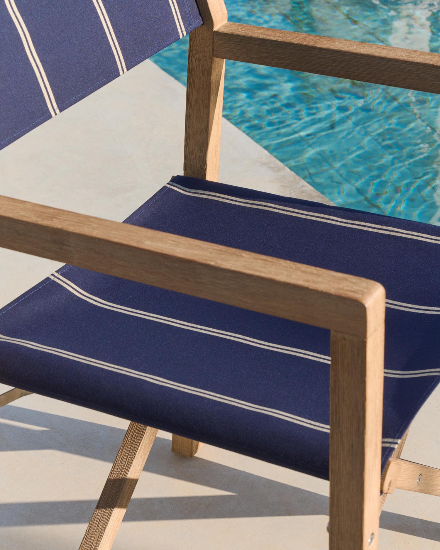 Blau-beige gestreifter Outdoor-Klappstuhl Vilara aus massivem Akazienholz, FSC™ 100% in Dunkelblau präsentiert im Onlineshop von KAQTU Design AG. Gartenstuhl ist von Kave Home