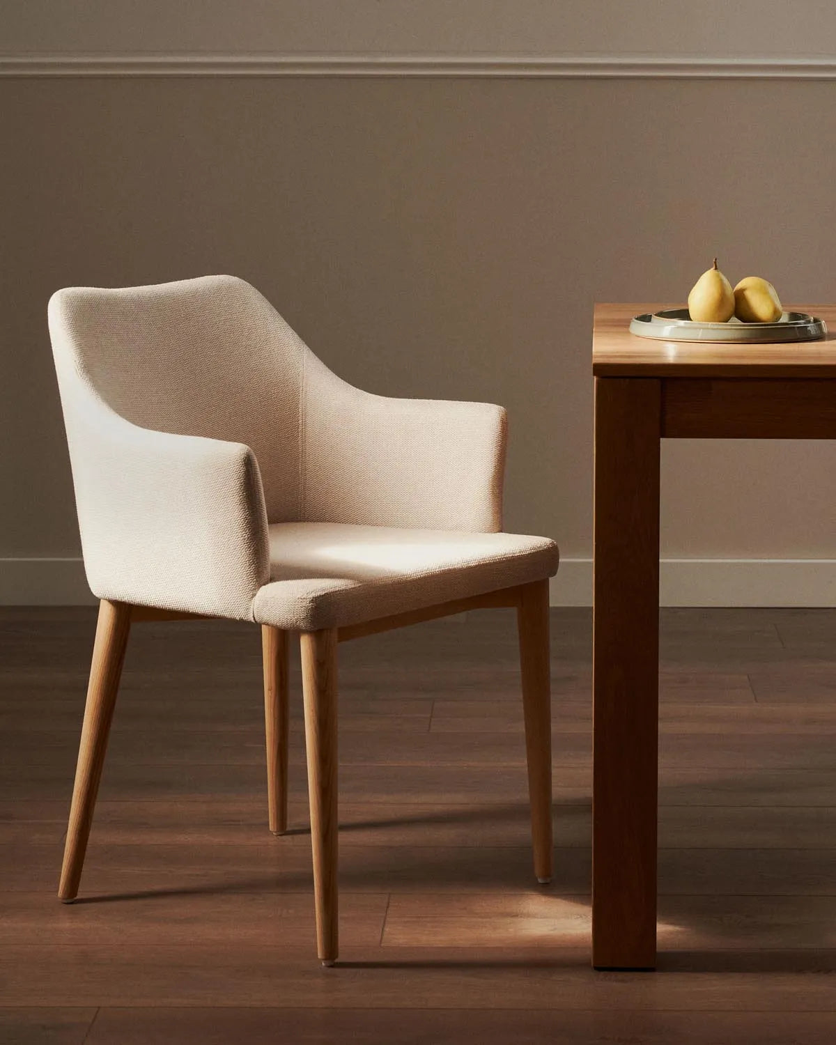Eleganter Croft Stuhl: Beige Chenille & Eschenholz für stilvolles Wohnen.