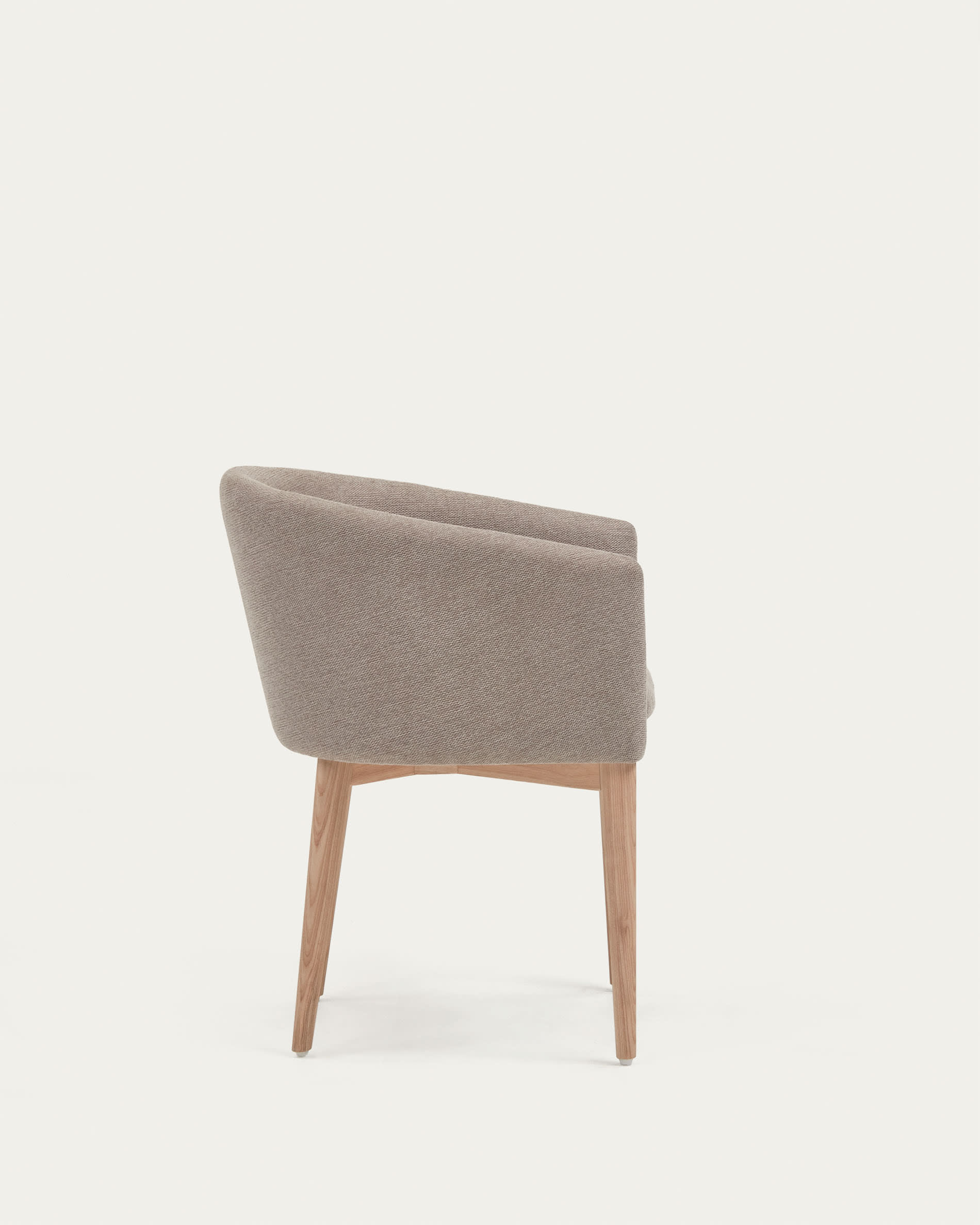 Harlan Stuhl: Komfort in brauner Chenille, Eschenholzbeine von Kave Home.