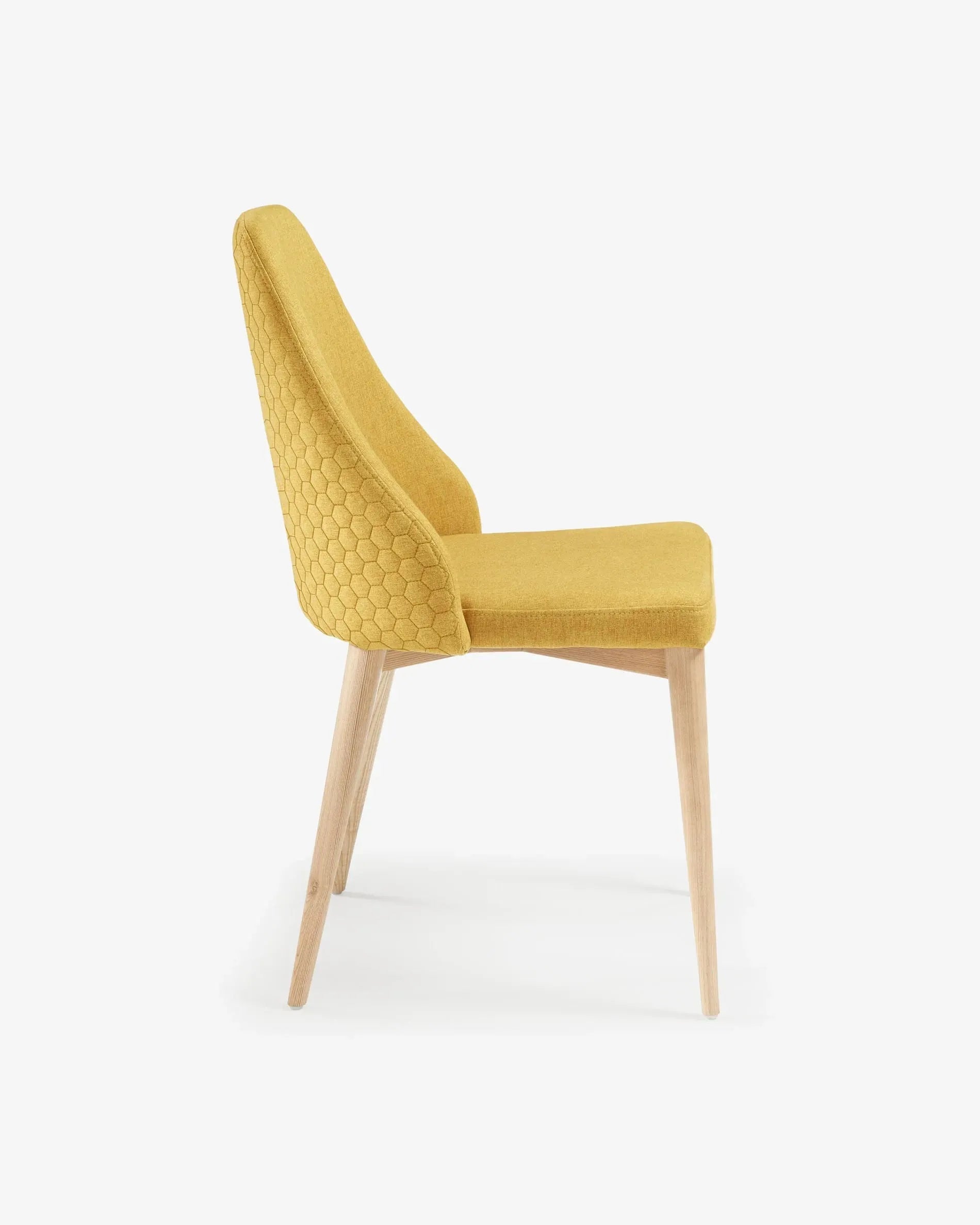 Rosie Stuhl in Senfgelb mit Eschenholzbeinen, natürliches Finish, modernes Design, perfekt für elegante und gemütliche Räume.
