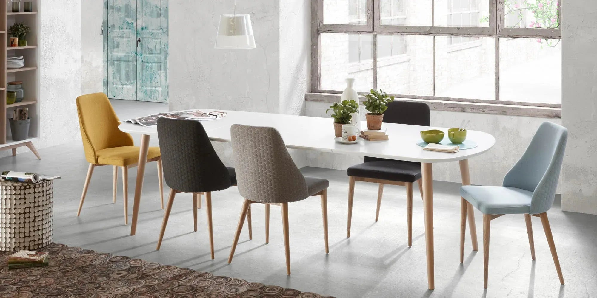Rosie Stuhl in Senfgelb mit massivem Eschenholzgestell, natürlichem Finish, stilvolles Design von Kave Home.