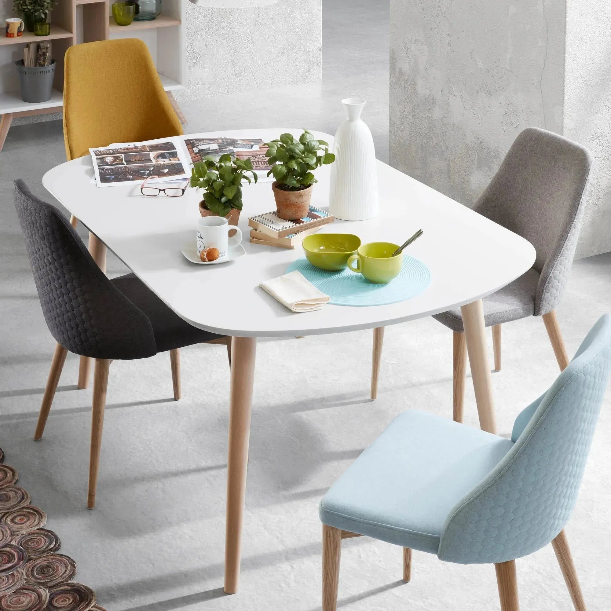 Rosie Stuhl in Senfgelb, Beine aus massivem Eschenholz mit natürlichem Finish, modernes Design, ideal für stilvolle Räume.