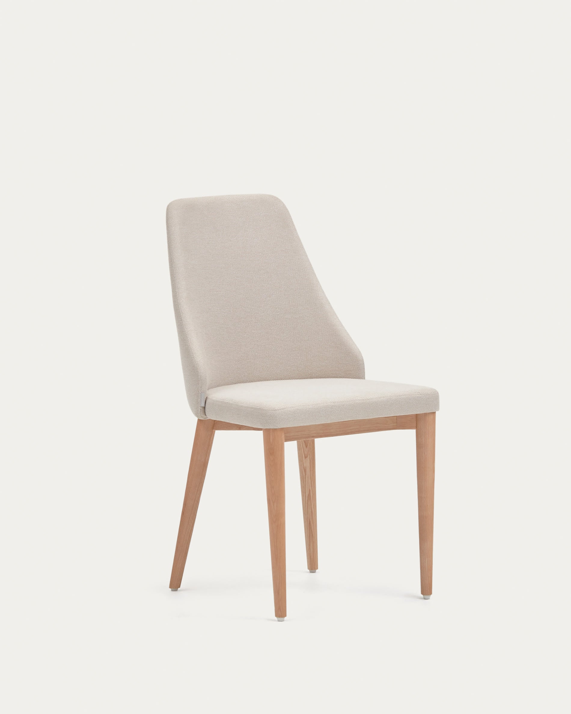 3D-Modell des Rosie Stuhls: Beige Chenille, Eschenholzbeine, modernes Design, komfortabel, langlebig, AR-kompatibel.