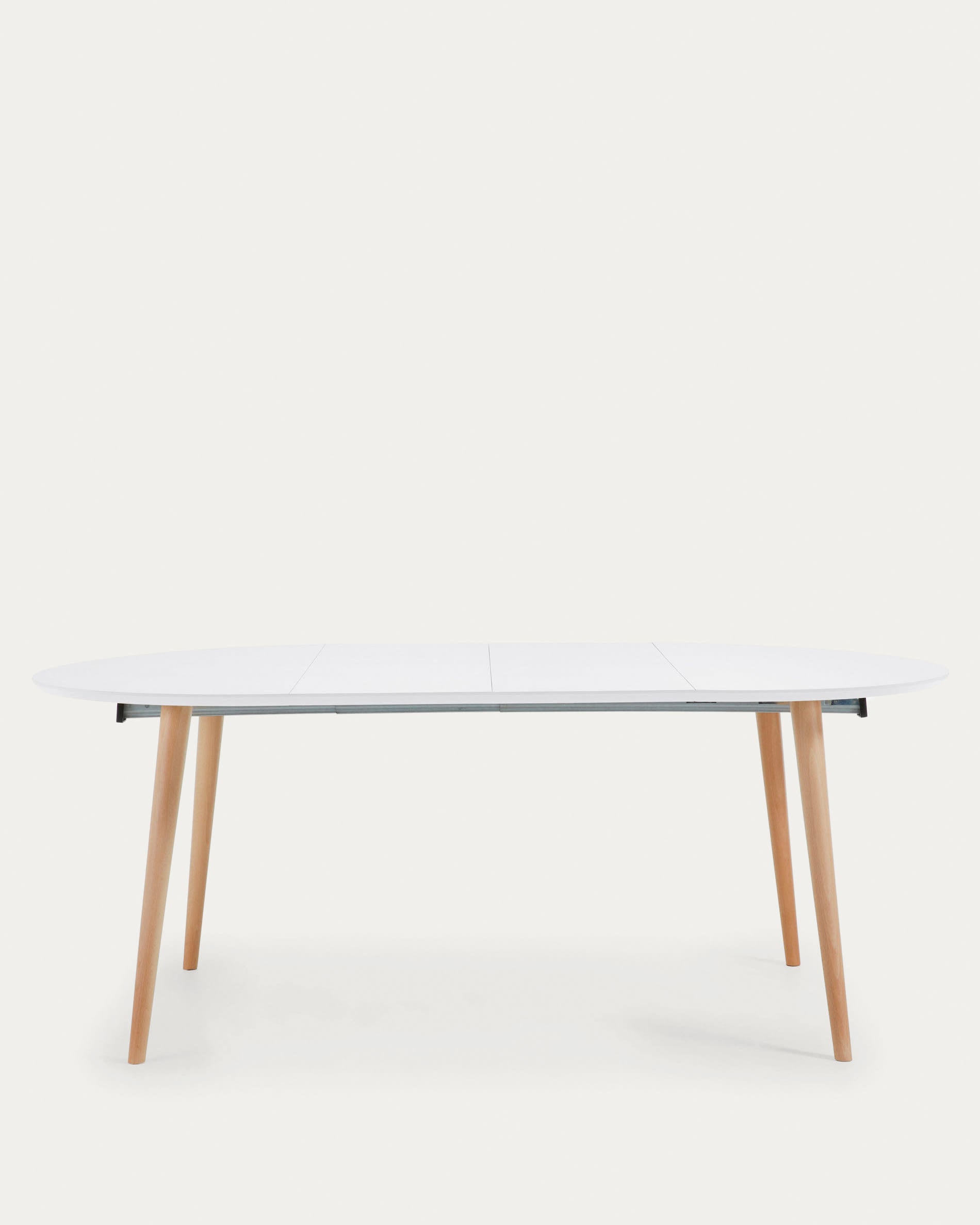 Moderner runder Ausziehtisch Oqui von Kave Home, weisse MDF-Platte, massive Buchenbeine, 120-200 cm, stilvoll und funktional.