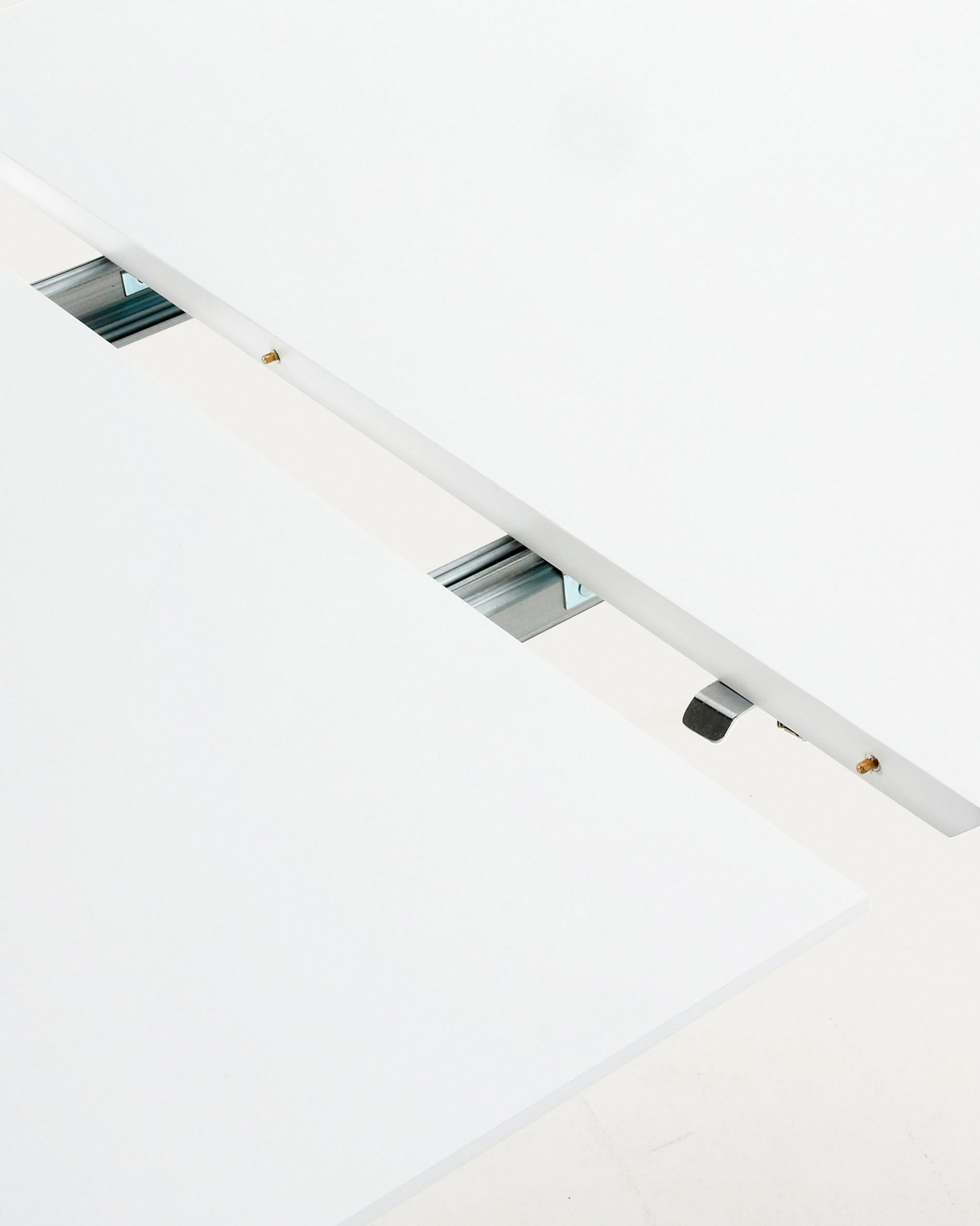 Runder Ausziehtisch Oqui von Kave Home, weiß lackiert, MDF-Tischplatte, Beine aus massiver Buche, 120-200 cm, modernes Design.