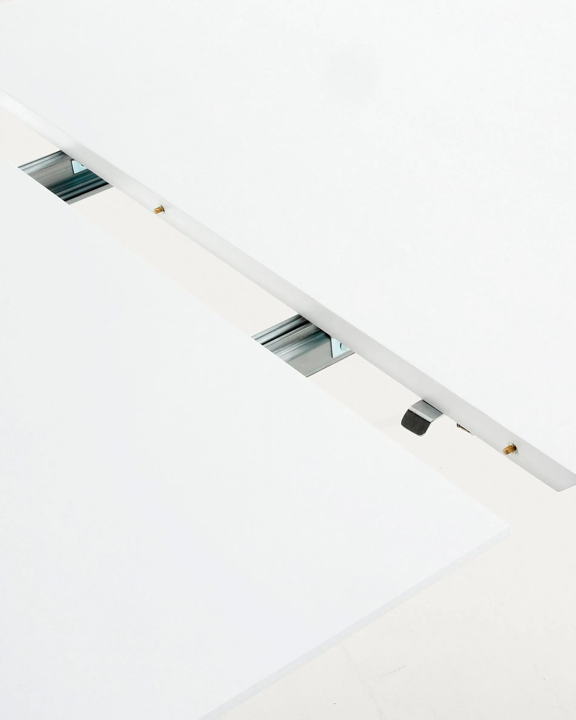 Runder Ausziehtisch Oqui von Kave Home, weiße MDF-Tischplatte, Beine aus massiver Buche, 120-200 cm, modern und vielseitig.