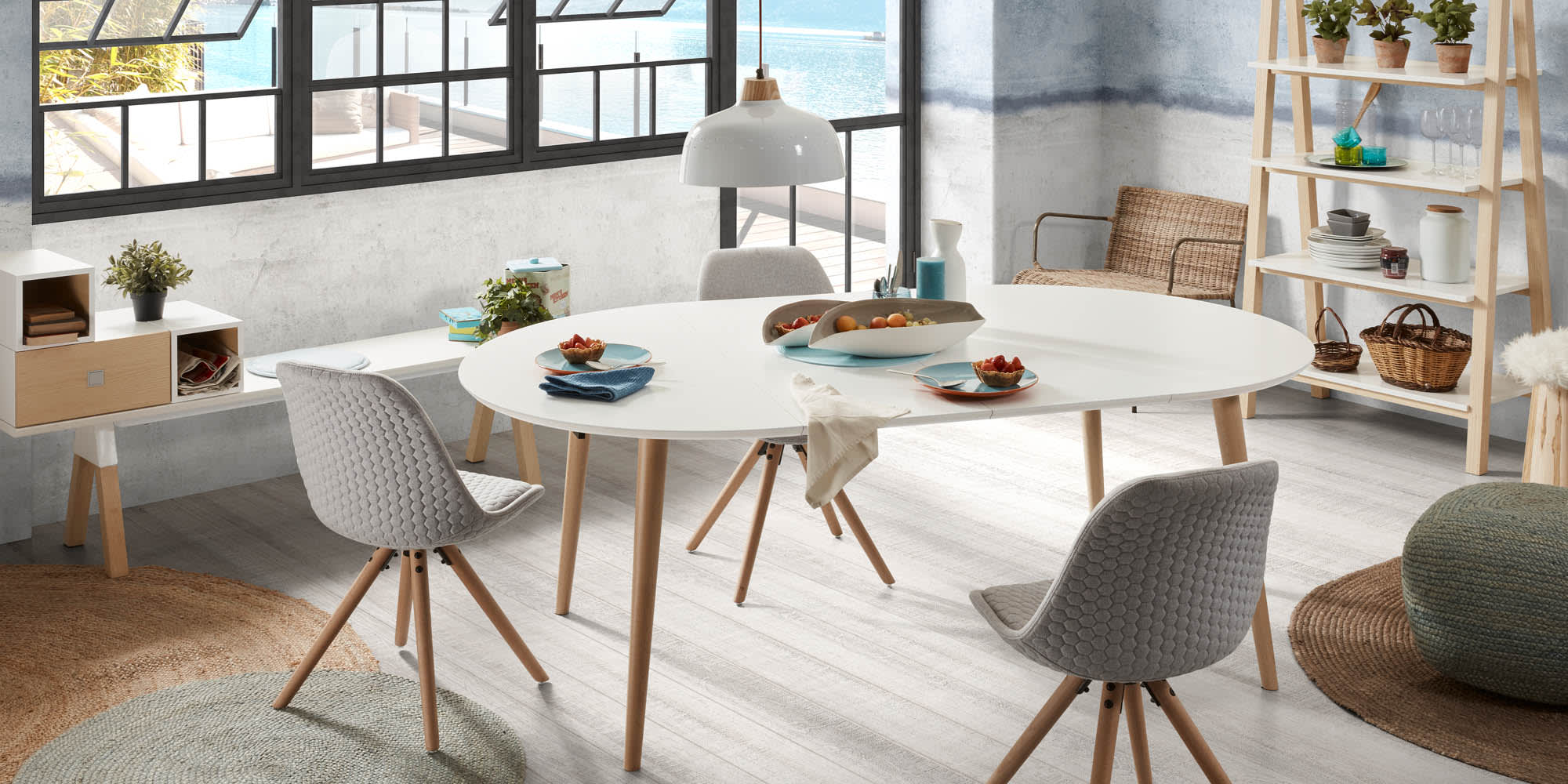 Eleganter, runder Ausziehtisch mit weisser MDF-Platte und Buchenholzbeinen, erweiterbar von 120 auf 200 cm.