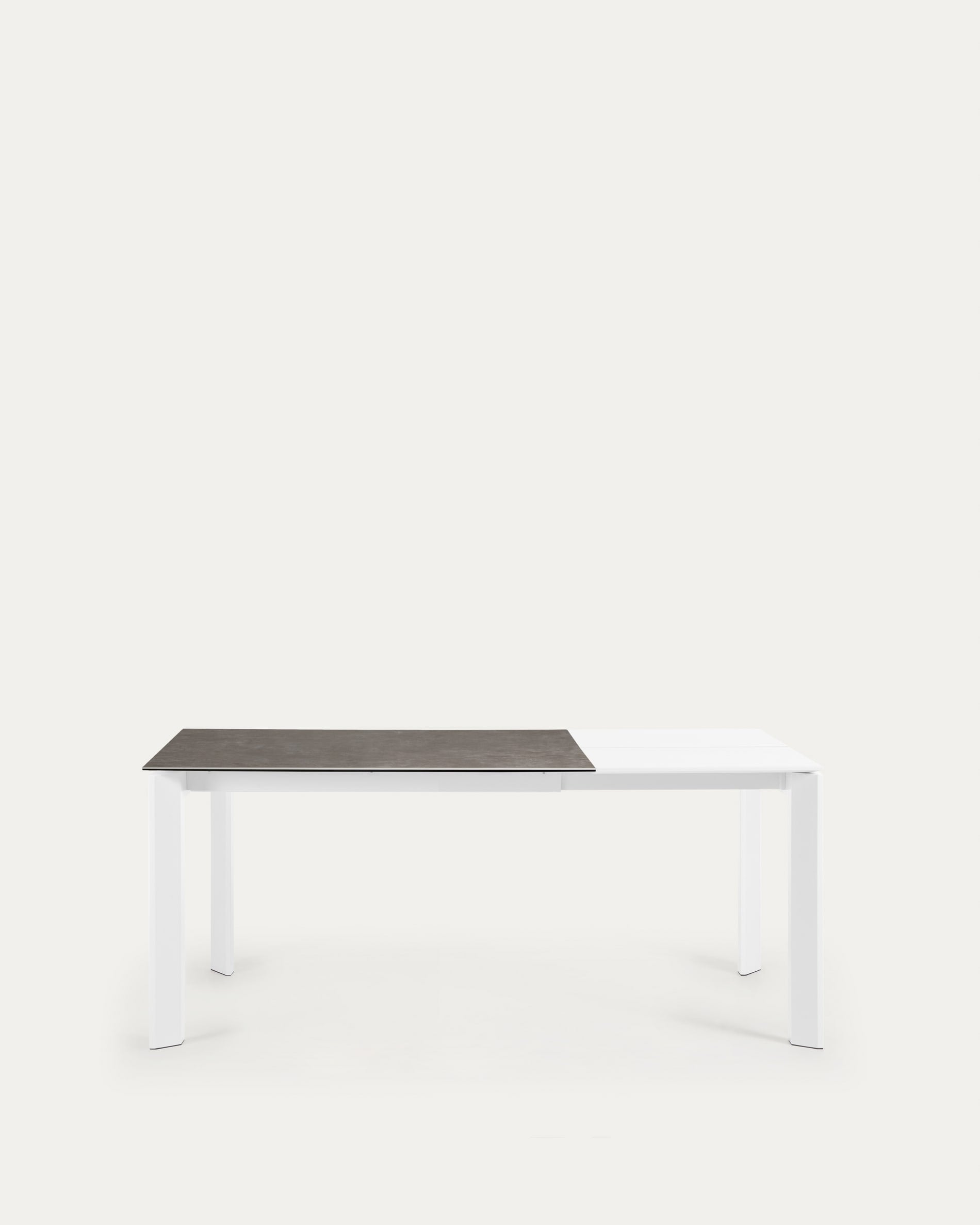 Moderner Ausziehtisch mit Feinsteinzeugplatte in Vulcano Ceniza Finish und weißen Stahlbeinen, 120-180 cm erweiterbar.