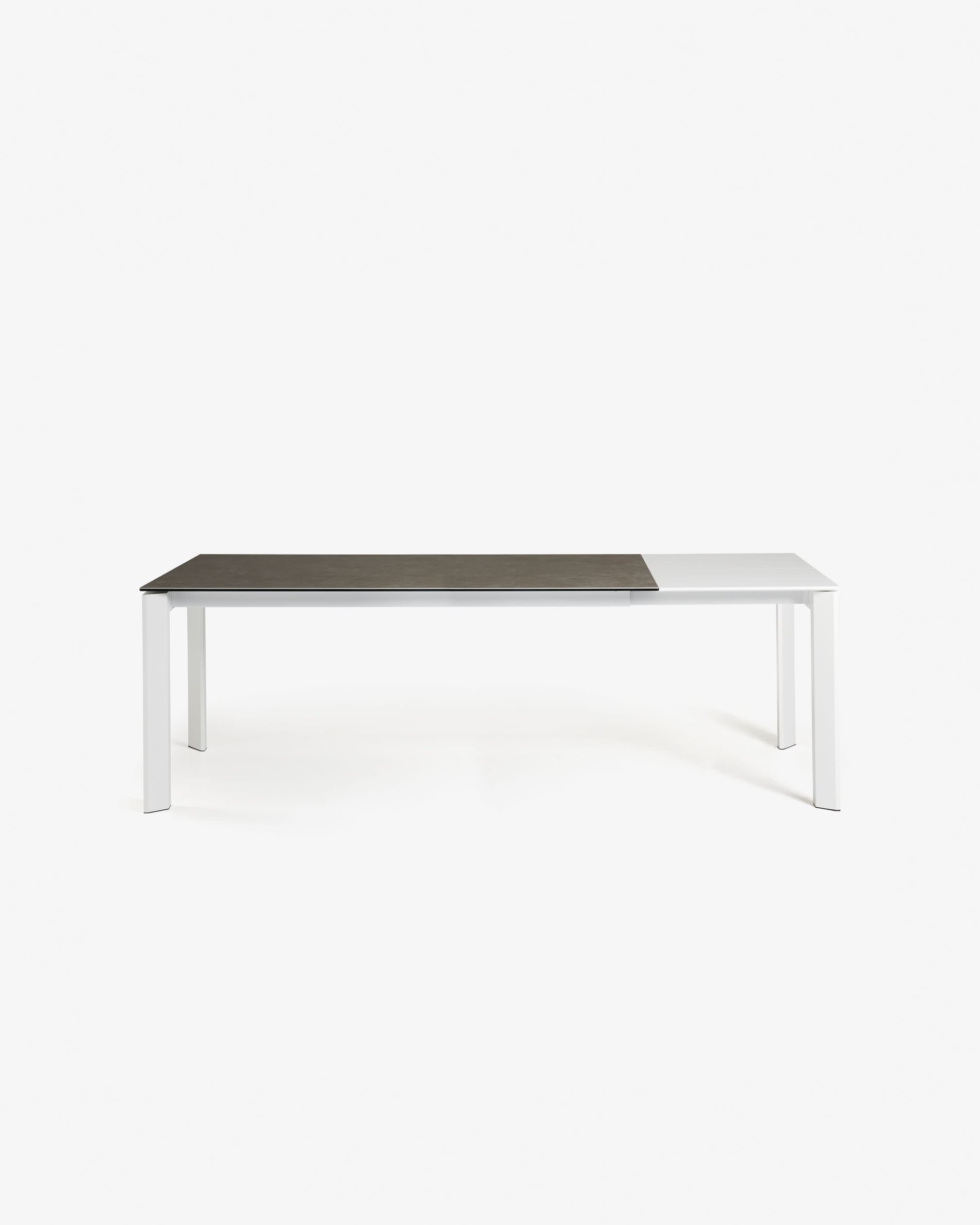 Eleganter Ausziehtisch mit Feinsteinzeugplatte in Vulcano Ceniza Finish und weissen Stahlbeinen, ausziehbar von 140 auf 200 cm.