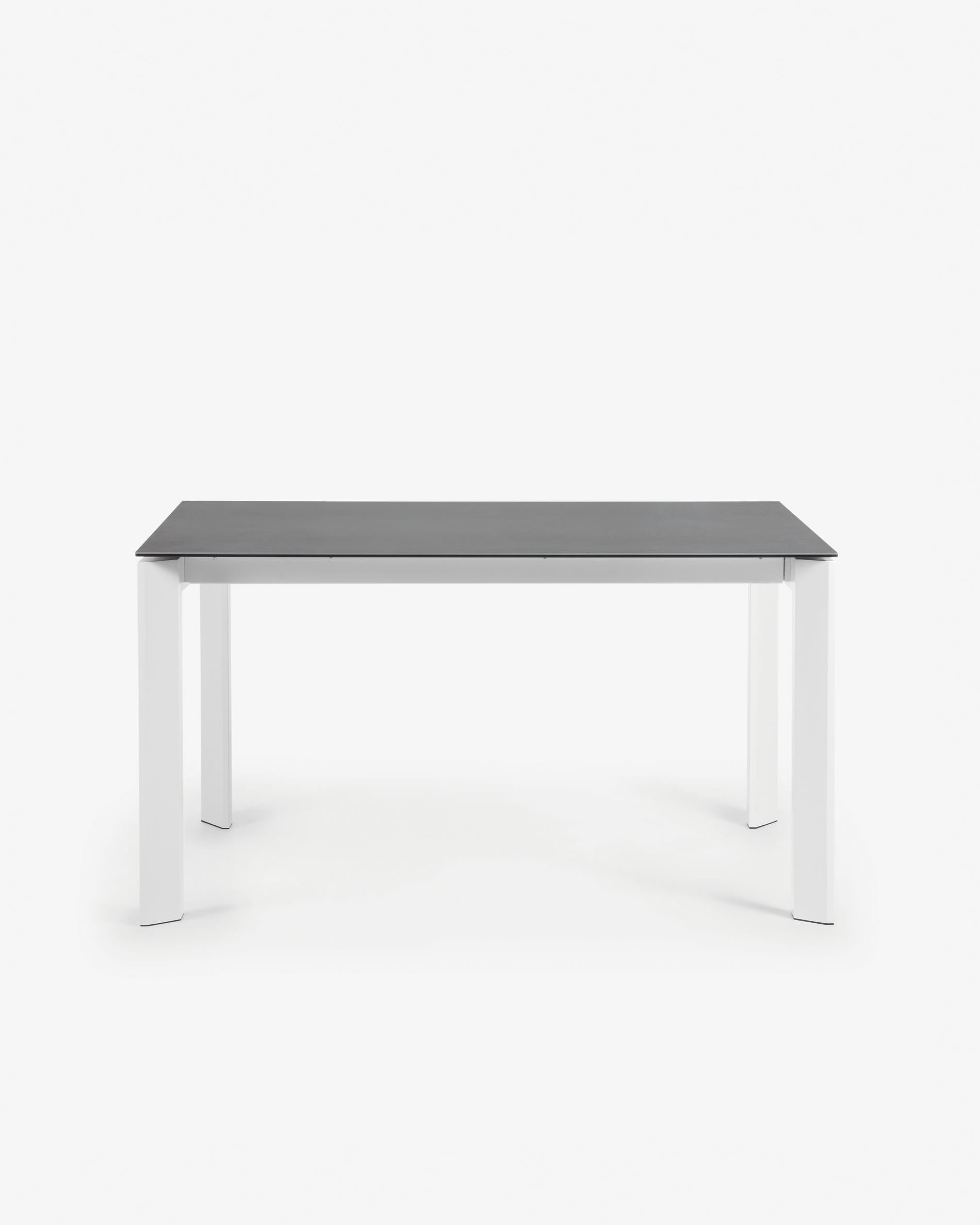 Moderner Ausziehtisch mit Feinsteinzeugplatte in Vulcano Roca Finish und weißen Beinen, 140-200 cm, von Kave Home.