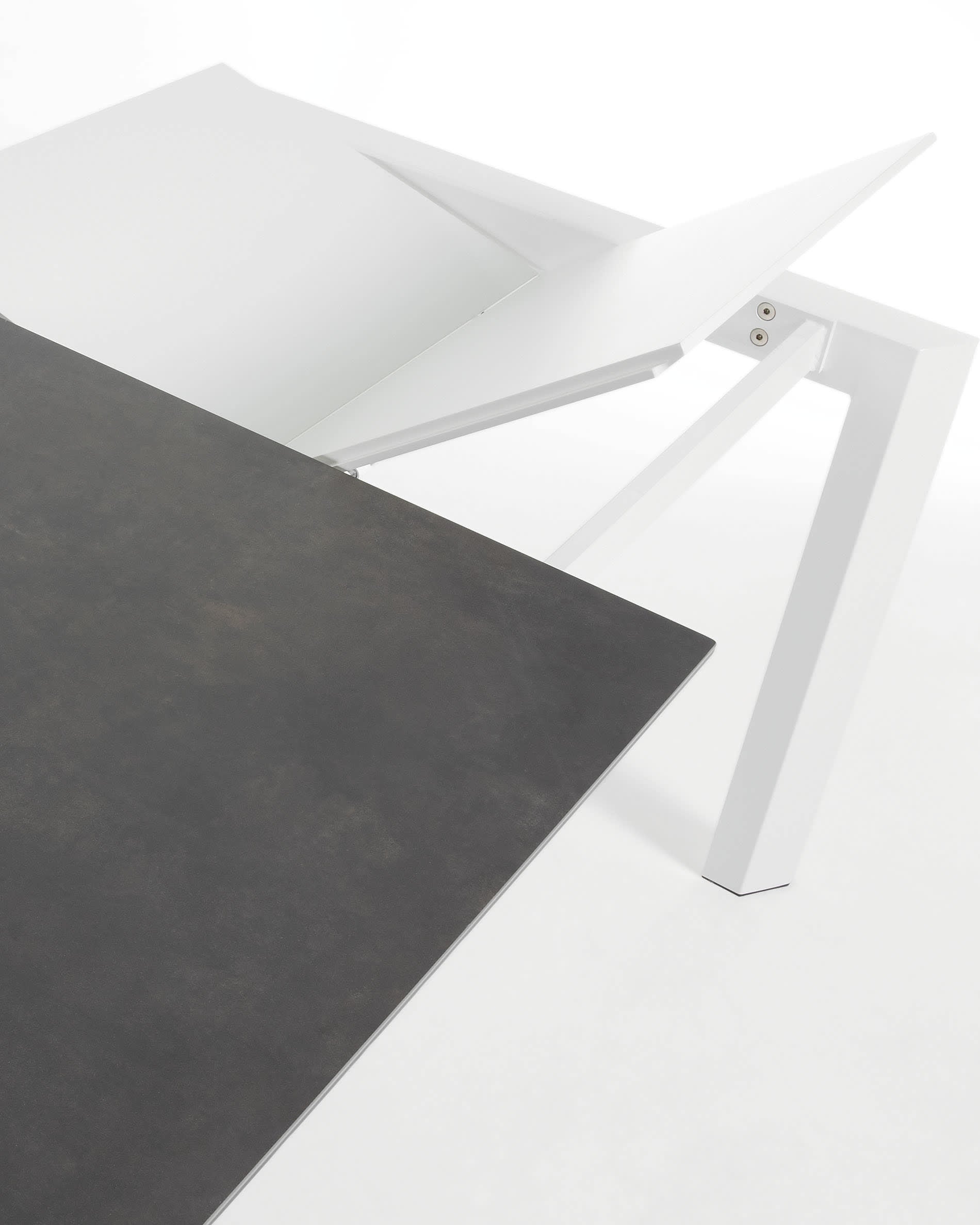 Moderner Ausziehtisch mit Vulcano Roca Feinsteinzeugplatte, weißen Beinen, 140-200 cm, perfekt für stilvolle Räume.