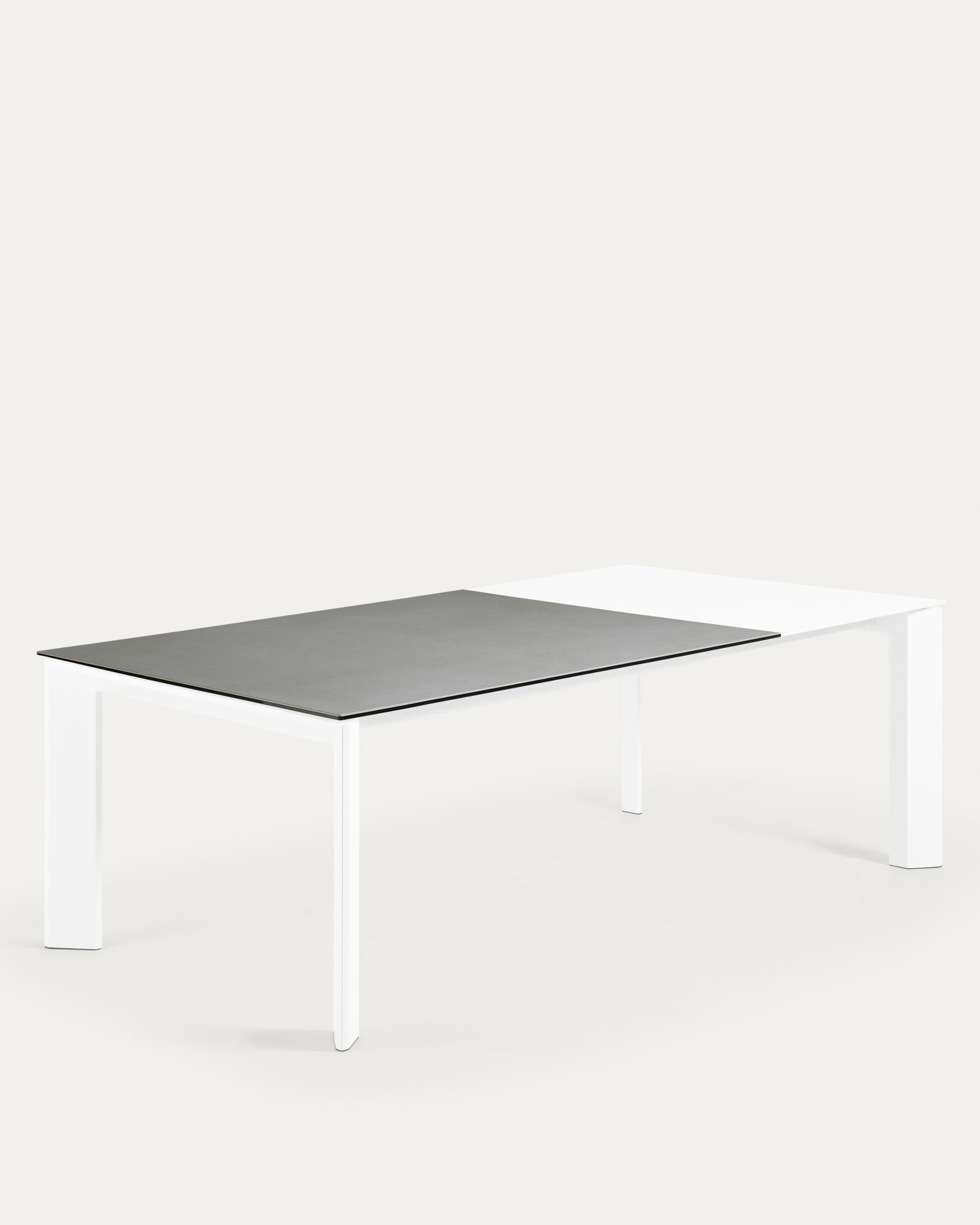 Moderner Ausziehtisch mit robuster Feinsteinzeugplatte und weissen Beinen, flexibel von 160 auf 220 cm erweiterbar.