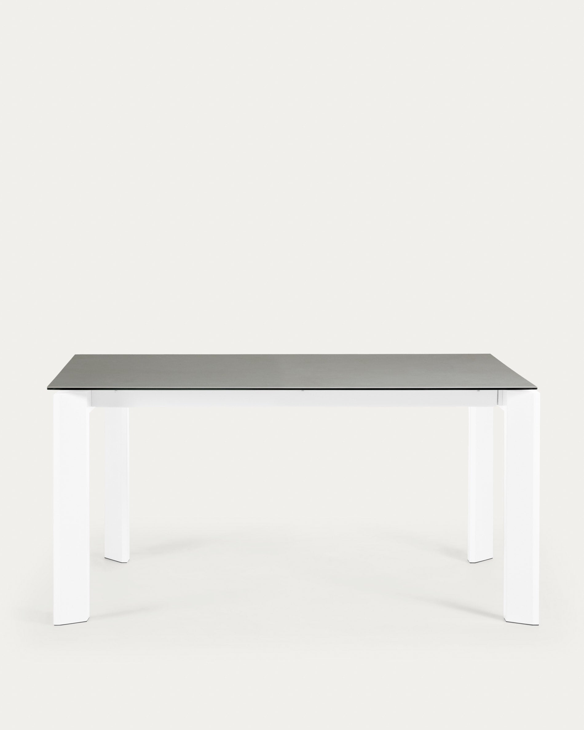 Moderner Axis Ausziehtisch mit Hydra Plomo Feinsteinzeugplatte und weißen Beinen, 160-220 cm, von Kave Home.