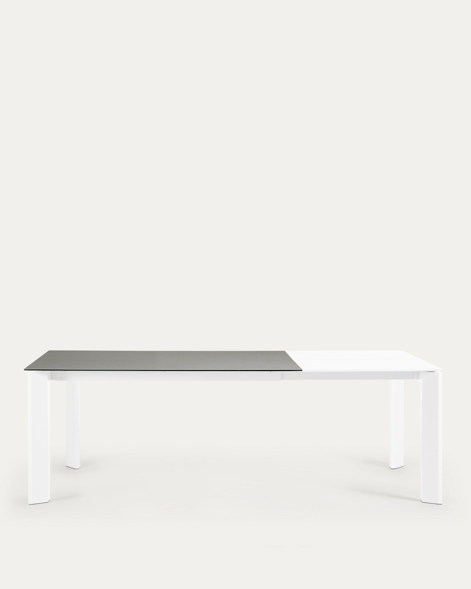 Eleganter Axis Ausziehtisch mit Hydra Plomo Feinsteinzeugplatte und weißen Beinen, 160-220 cm, von Kave Home.