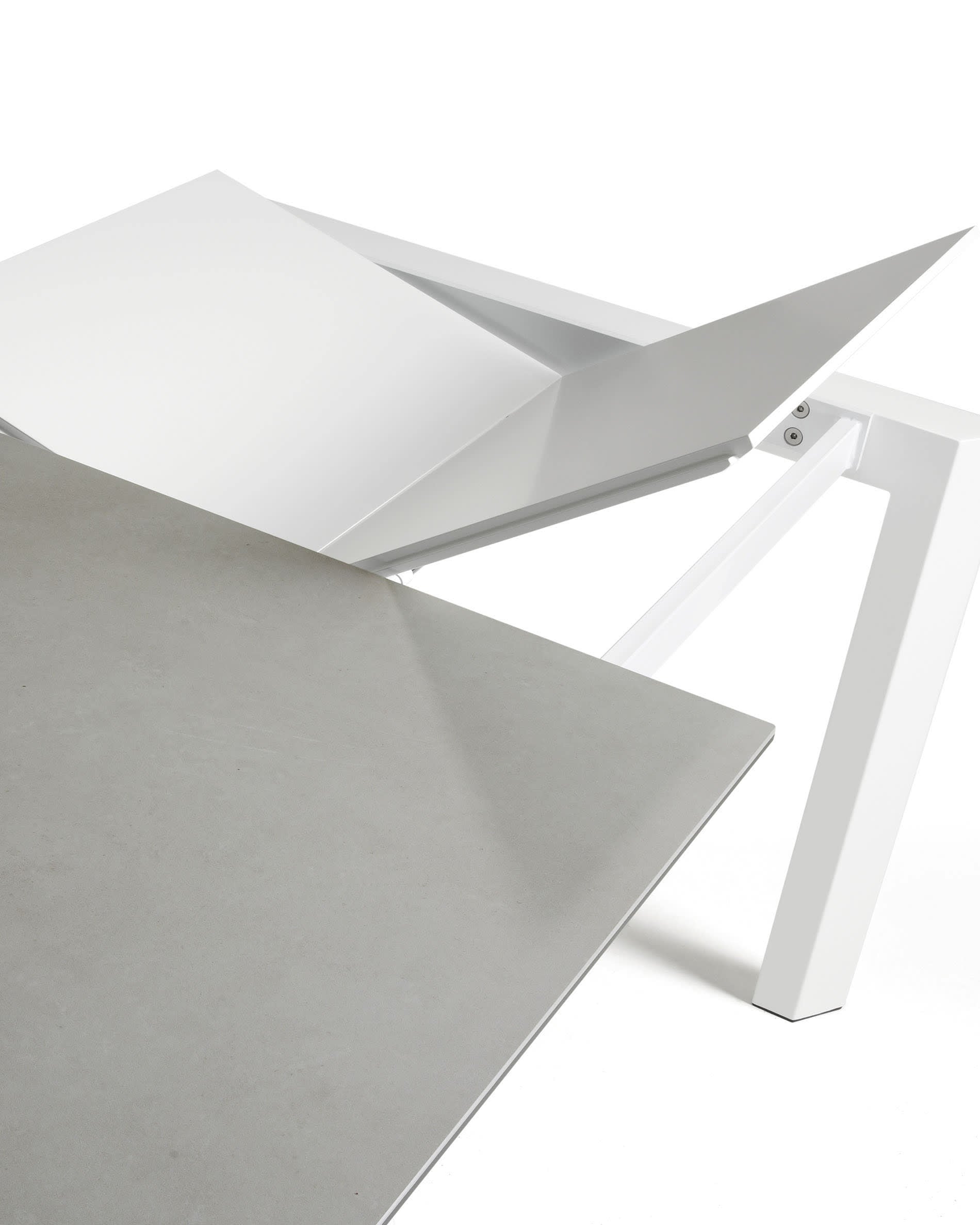 Moderner Axis Ausziehtisch mit Hydra Plomo Feinsteinzeugplatte und weißen Beinen, 160-220 cm, von Kave Home.