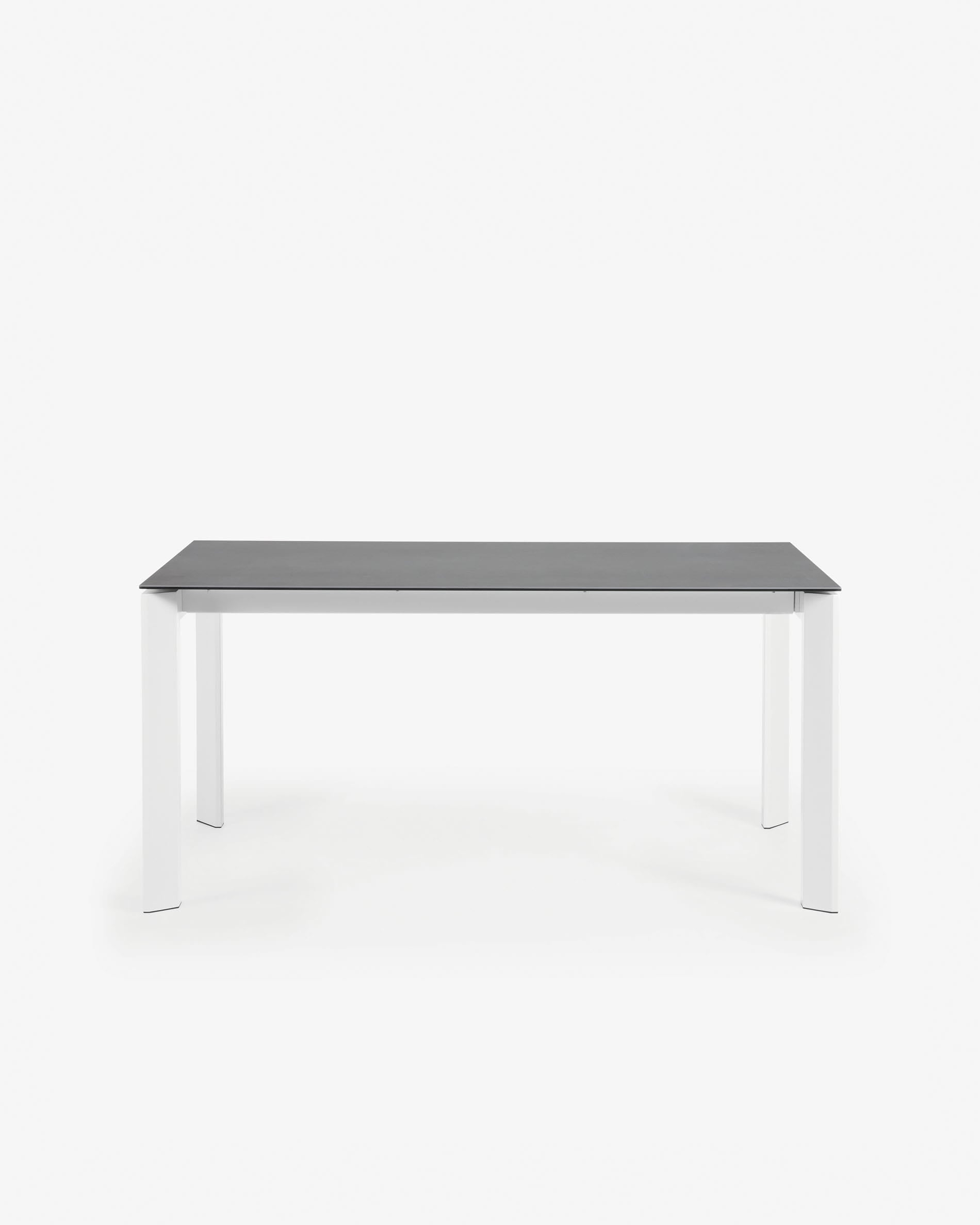 Moderner Ausziehtisch mit Feinsteinzeugplatte in Vulcano Roca Optik und weißen Beinen, 160-220 cm, von Kave Home.
