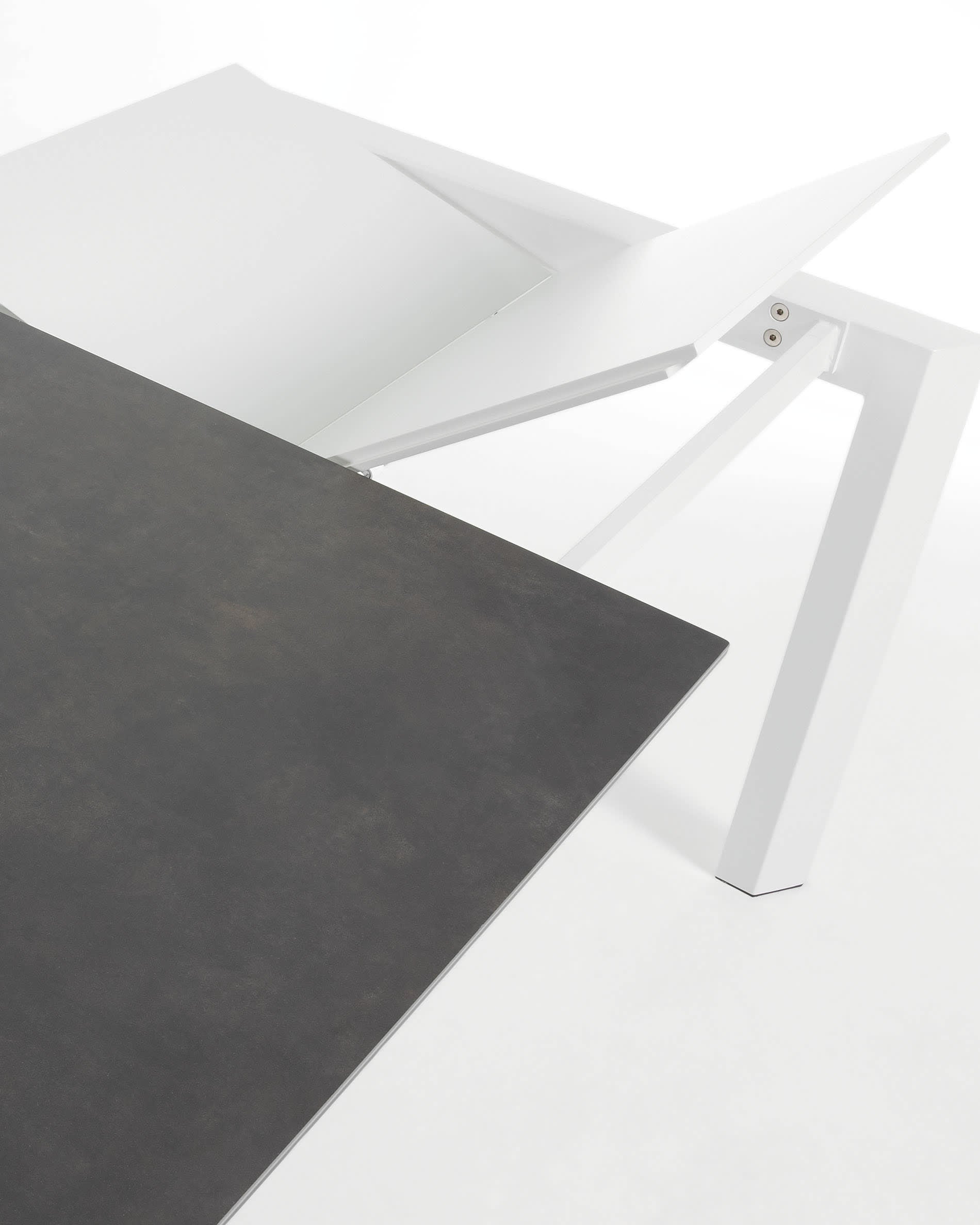Moderner Ausziehtisch mit Vulcano Roca Feinsteinzeugplatte und weißen Beinen, 160-220 cm, perfekt für stilvolle Essbereiche.