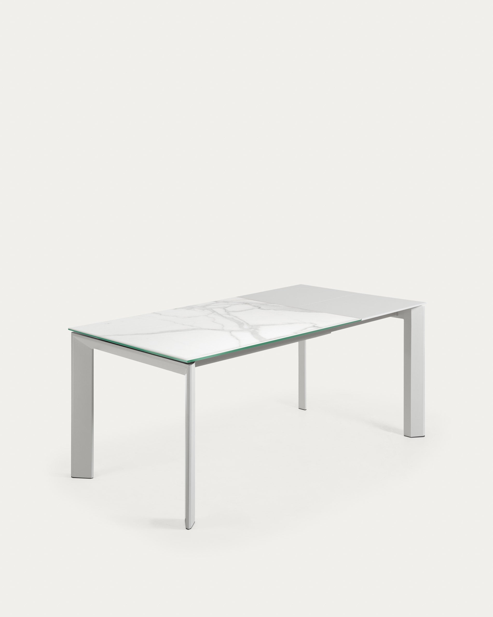 Moderner Axis Ausziehtisch mit Kalos Blanco Feinsteinzeugplatte und grauen Beinen, 120-180 cm, ideal für stilvolle Räume.